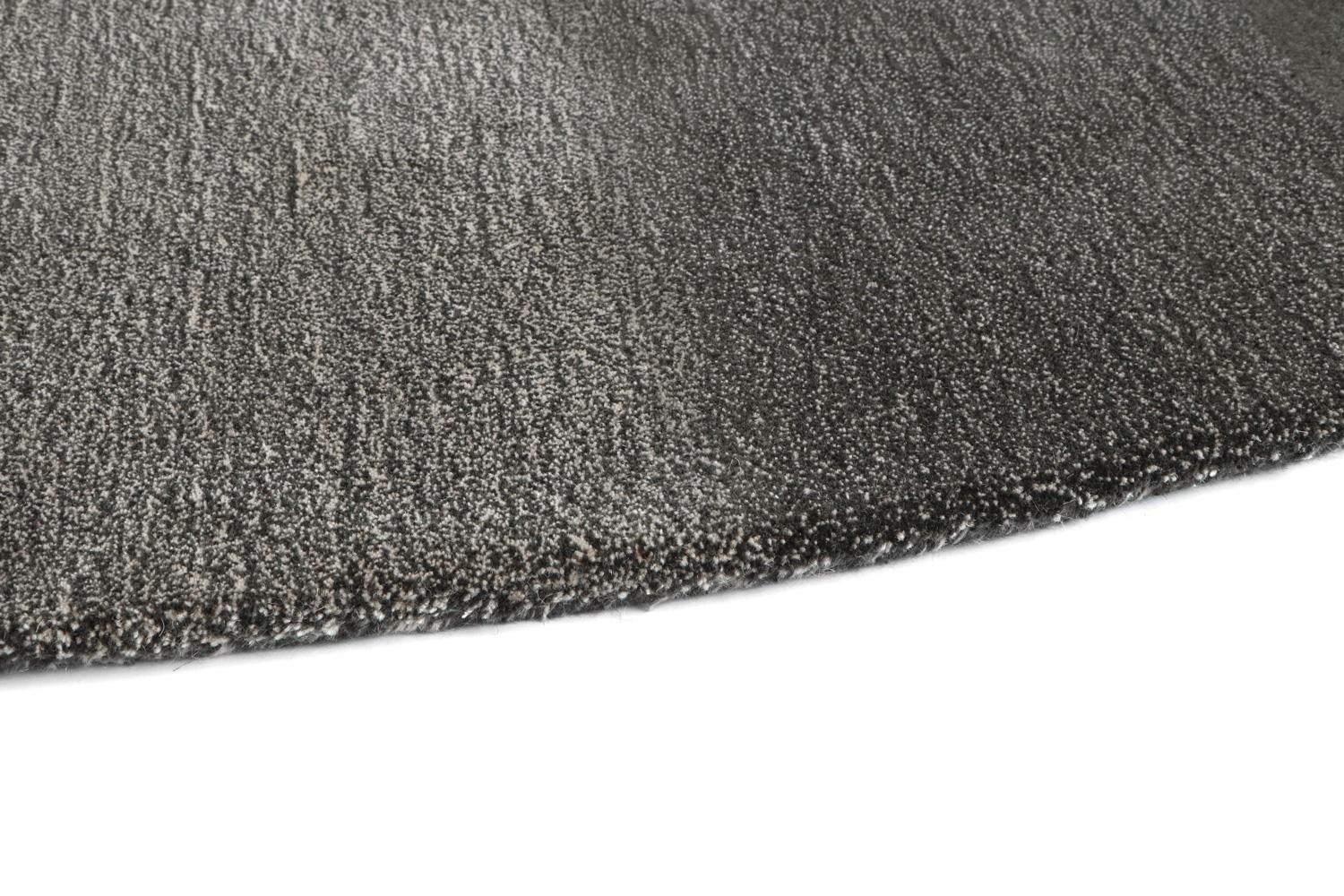 Sculpté à la main Tapis contemporain en laine de forme organique grise et beige par Deanna Comellini 190 x 200 cm en vente