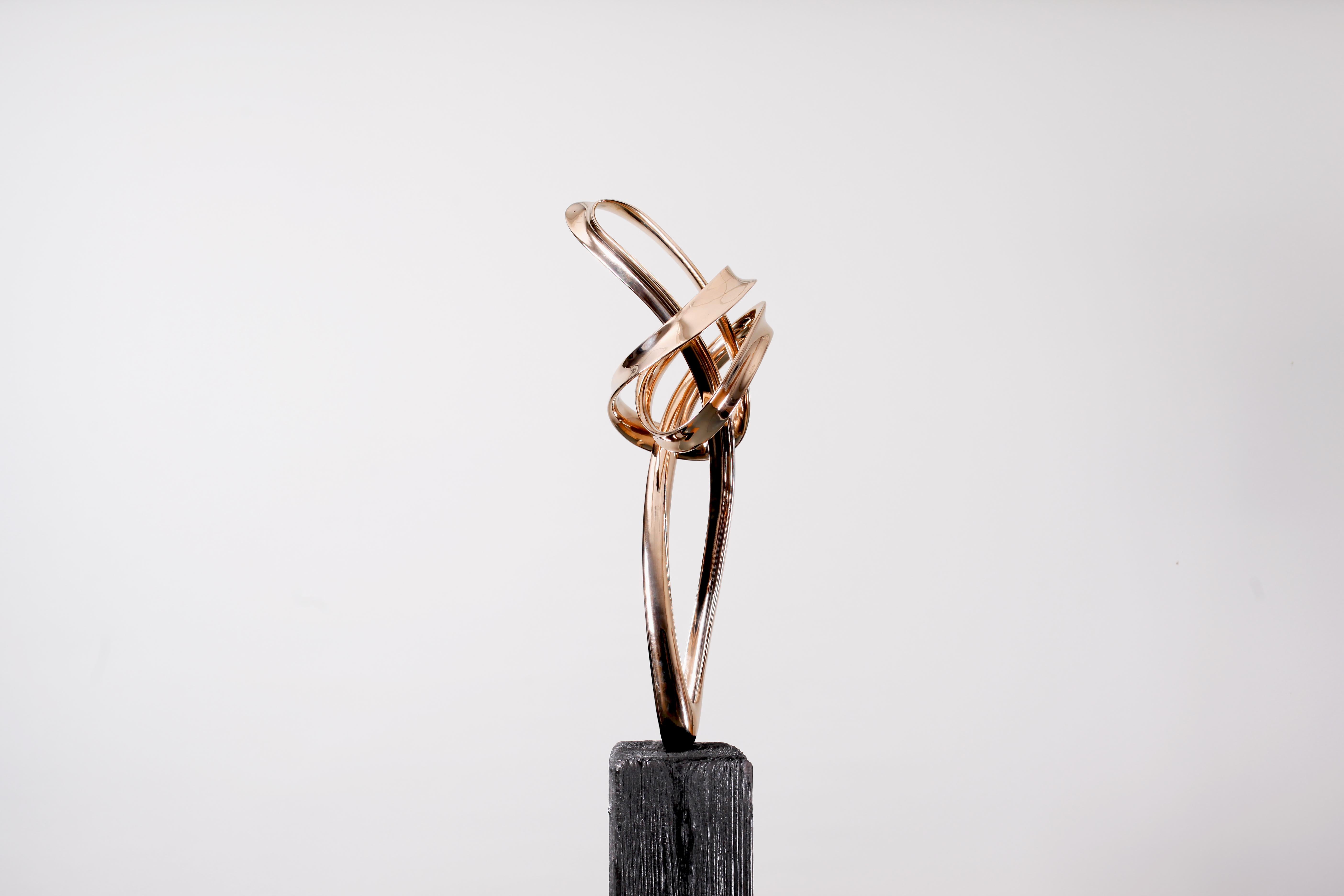 Poli Sculpture de plateau de table en bronze poli faisant référence à la forme d'une clé de sol en vente