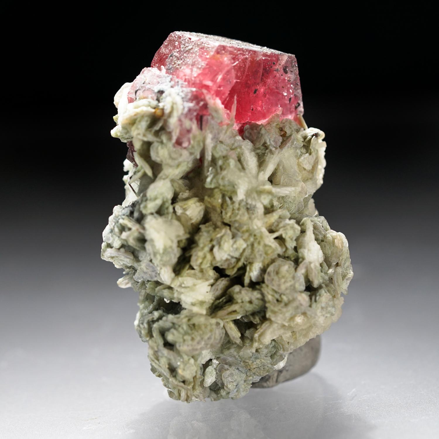 Fluorapatite con muscovite dalla valle di Hunza, Gilgit-Baltistan, Pakistan In condizioni ottime in vendita a New York, NY