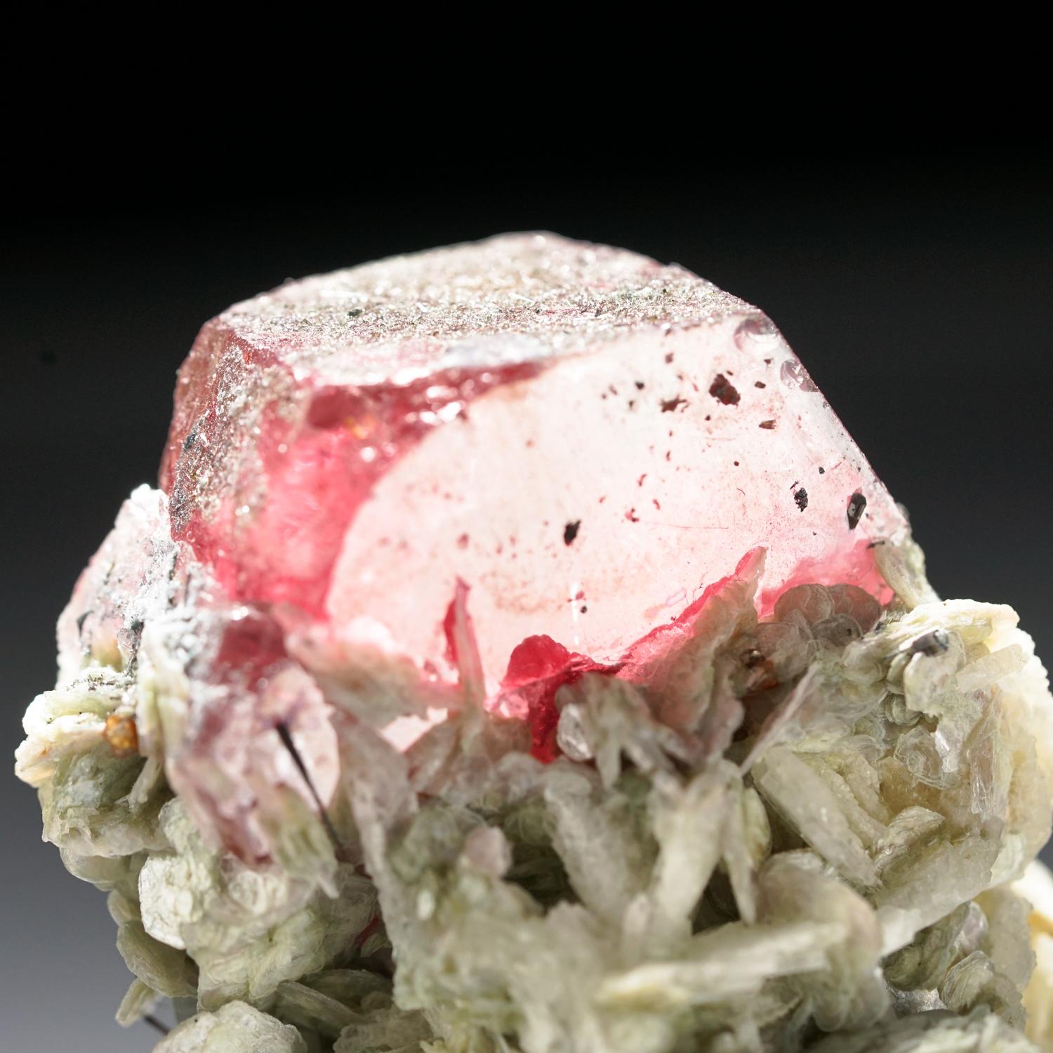 Altro Fluorapatite con muscovite dalla valle di Hunza, Gilgit-Baltistan, Pakistan in vendita