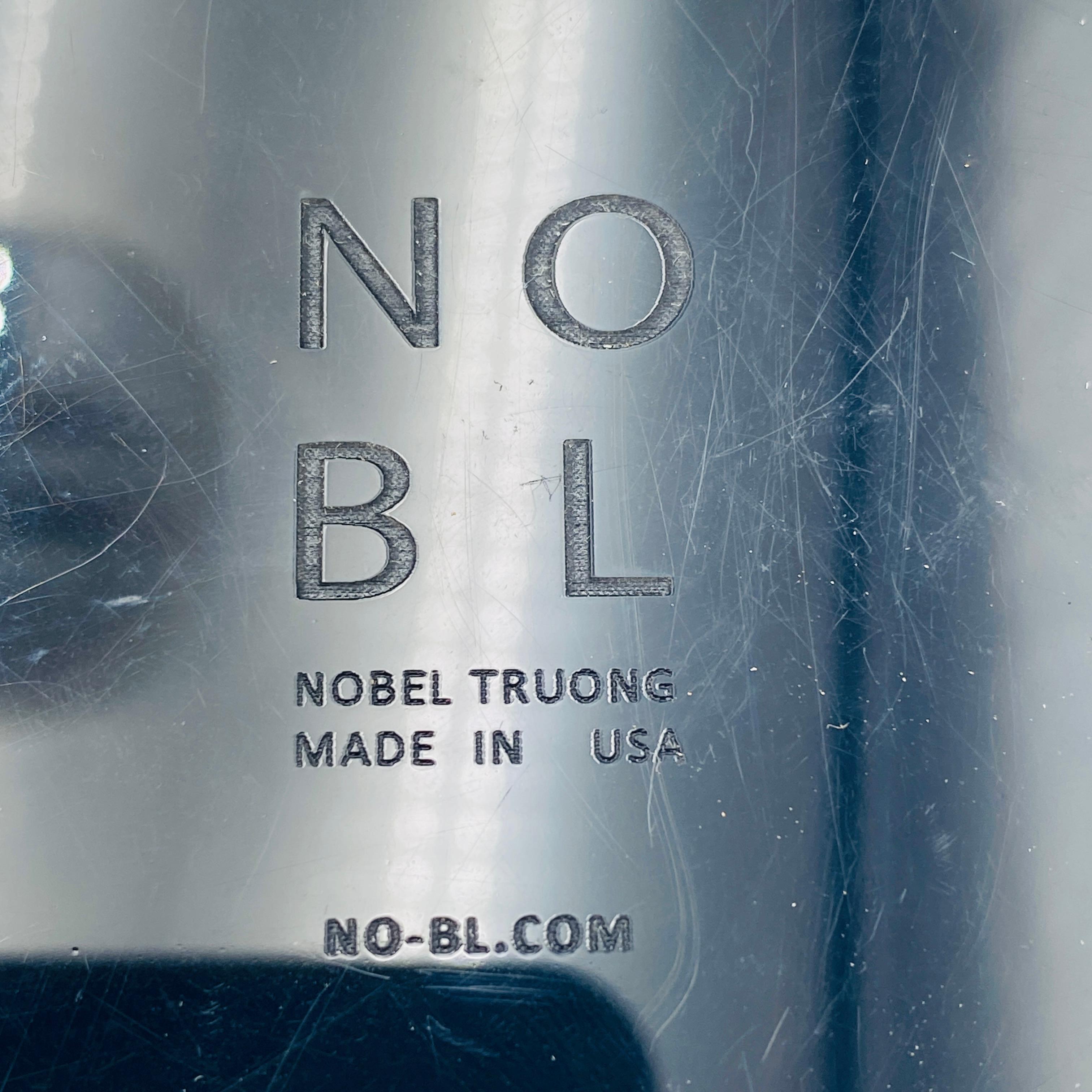 Fluoreszierende Busen-Skulptur von Nobel Truong (Acryl) im Angebot
