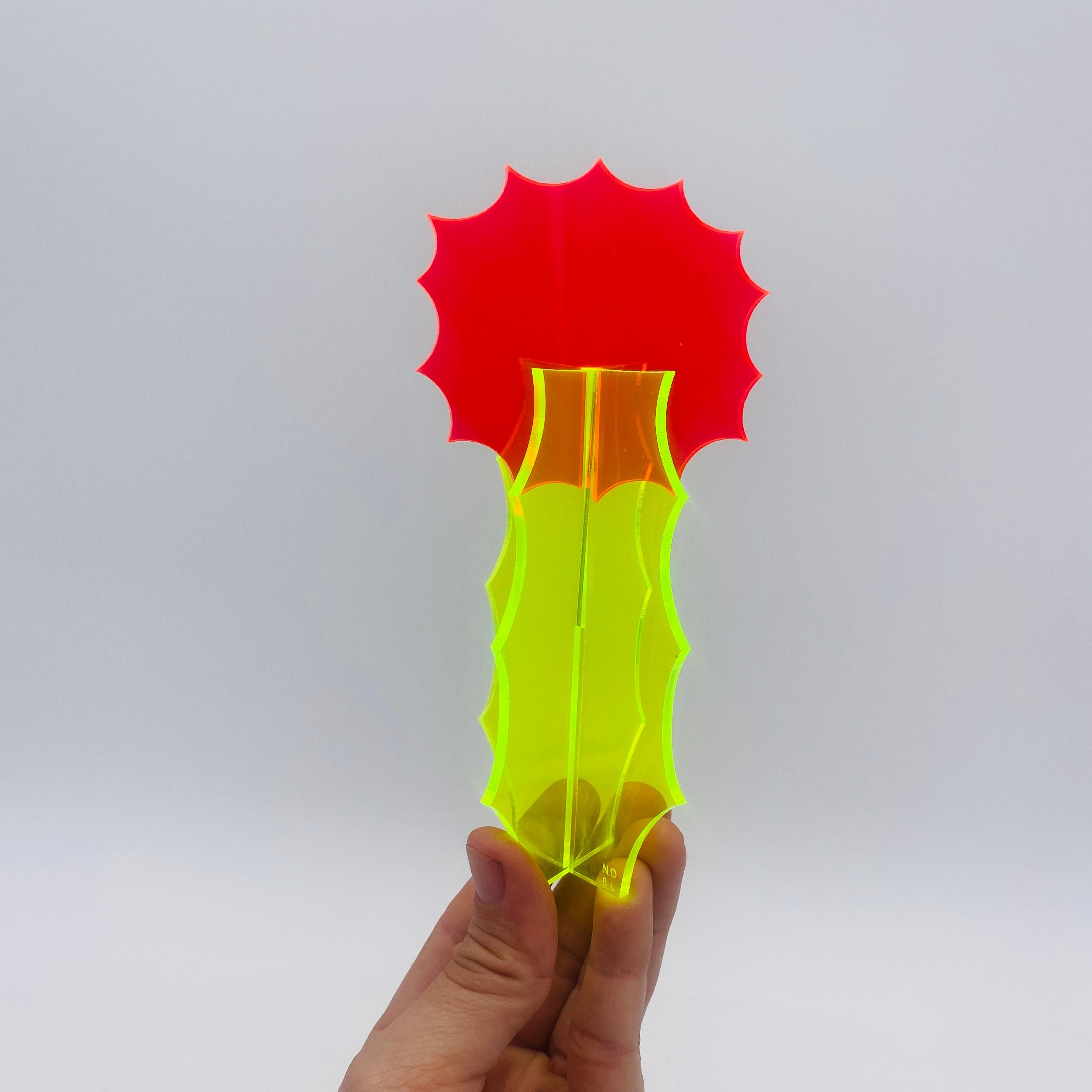 Acrilico Scultura di cactus fluorescente di Nobel Truong in vendita