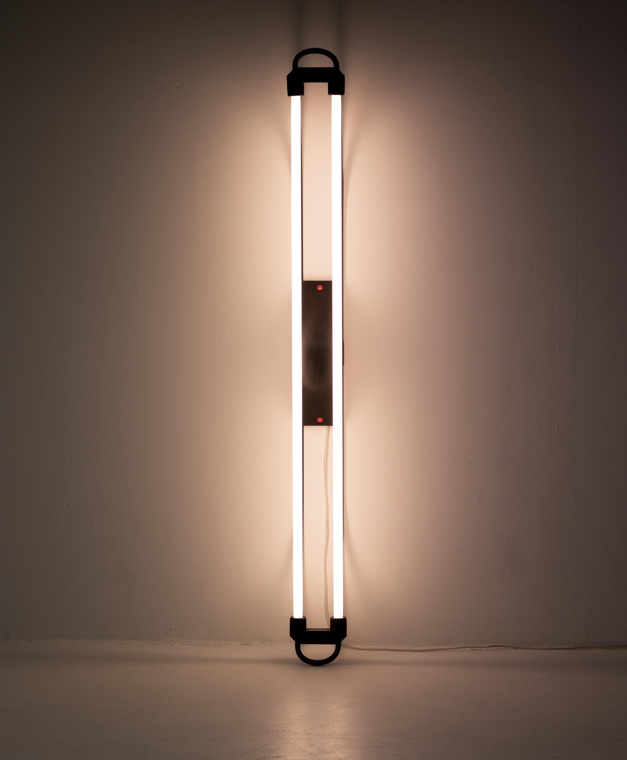 Lampada da terra disegnata da Gian Nicola Gigante per Zerbetto, Italia, anni Ottanta. 
Questo designer italiano è noto per le sue ingegnose lampade fluorescenti. 
Questo pezzo raro è molto versatile, come mostrano le foto, ed è debitore dell'arte di