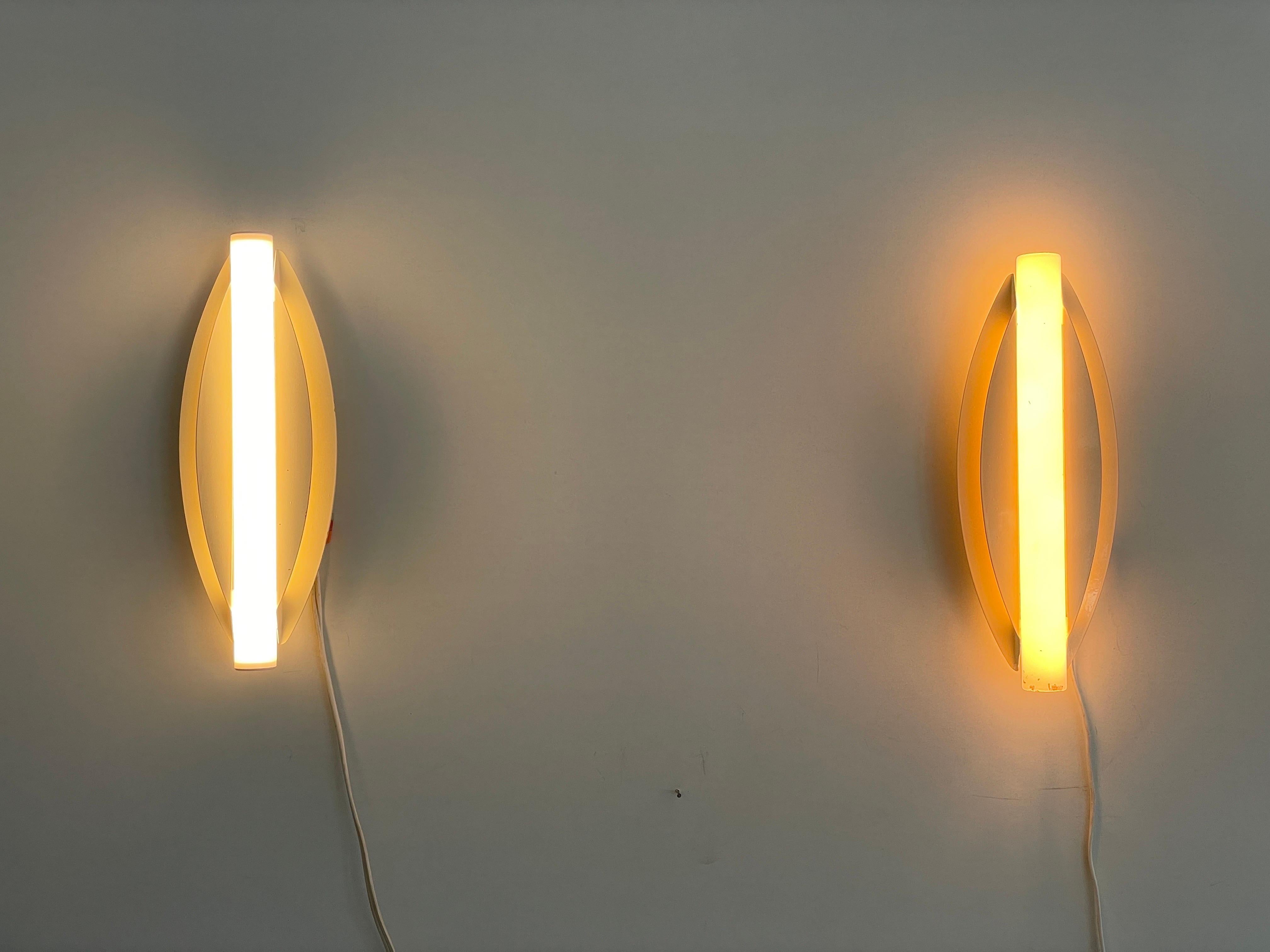 Pareja de apliques fluorescentes de Brendel & Loewig, años 70, Alemania en venta 1