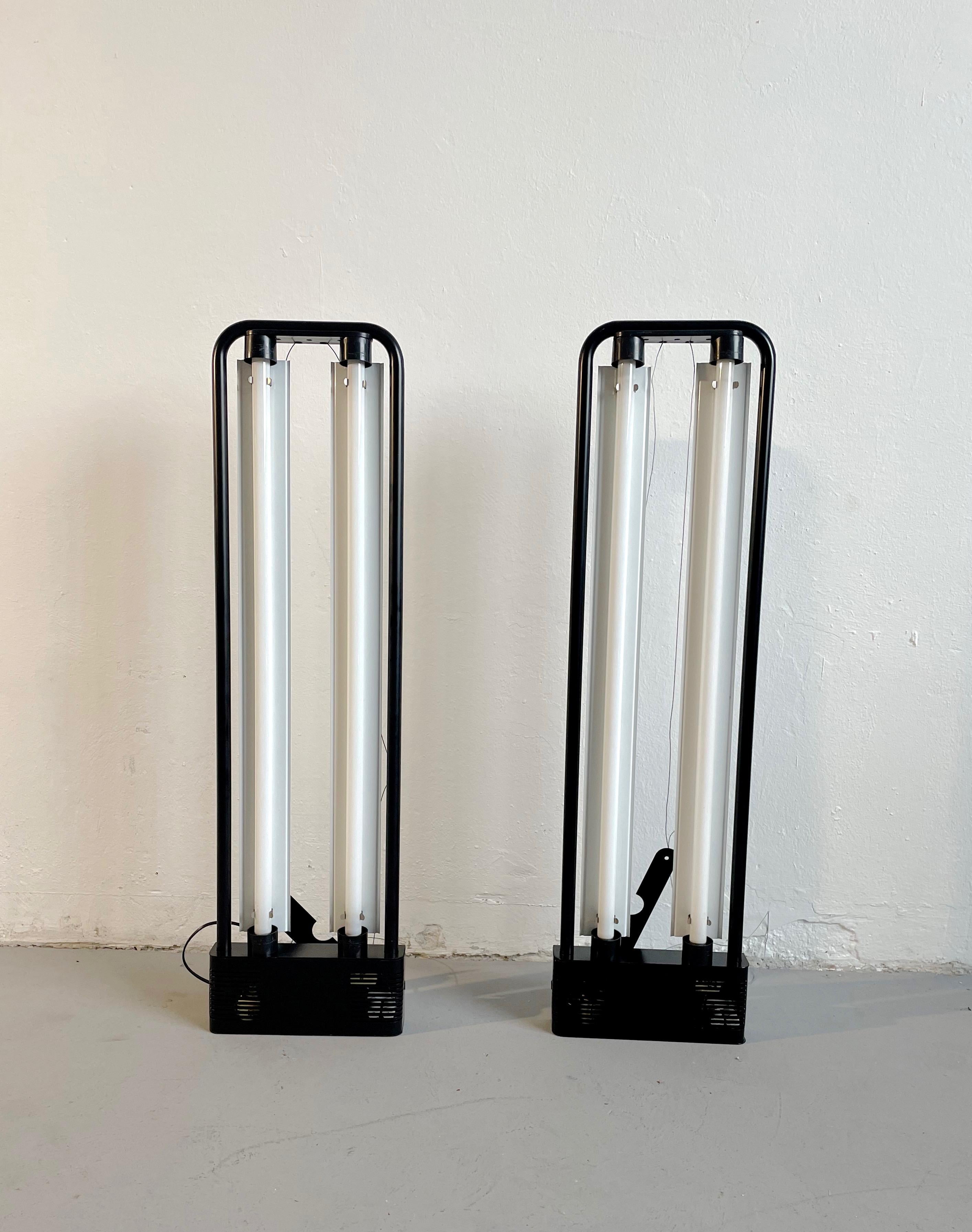 Lampe à suspension à néon en métal laqué noir par Gian N. Gigante pour Zerbetto, Italie, années 1980. 

2 lampes sont disponibles, le prix est pour une seule.

Dimensions - Largeur 105 cm x profondeur 28,5 cm. 

Hauteur réglable. 

Grâce à