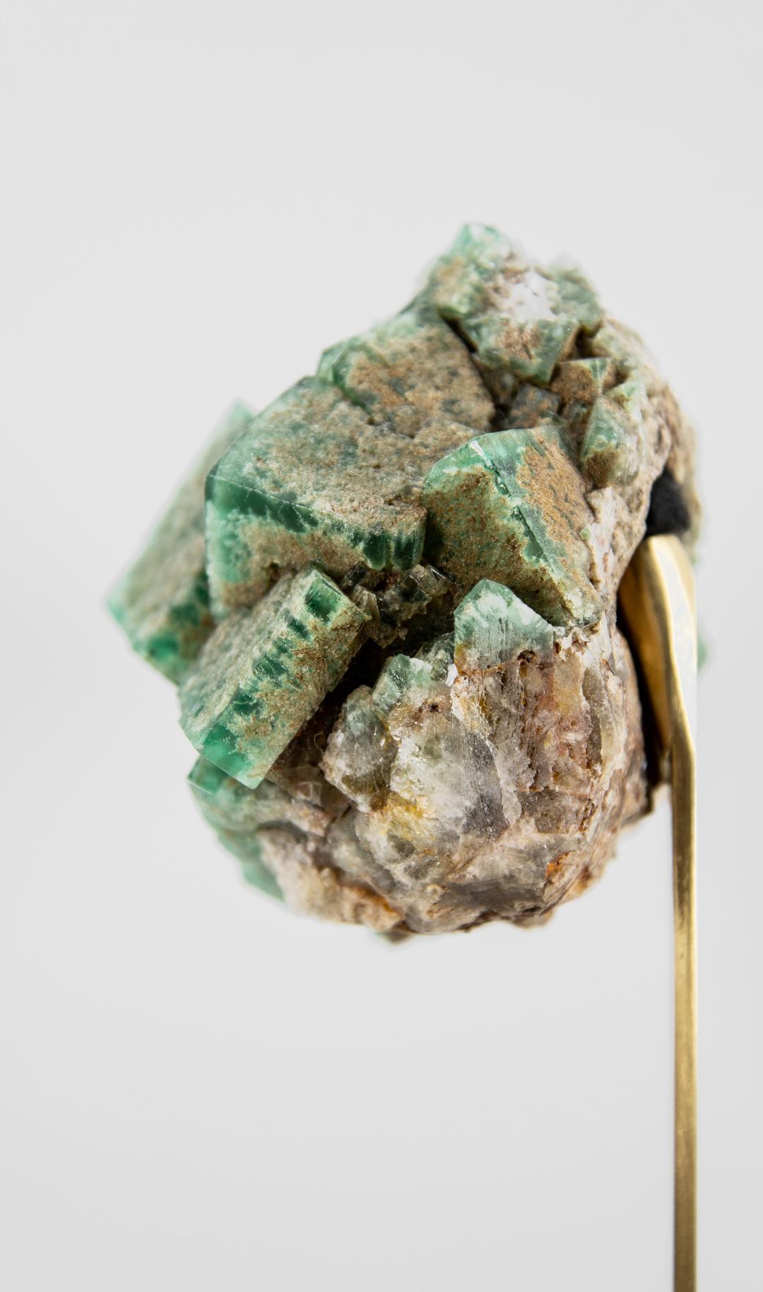 Cristallo di fluorite con supporto in ottone in vendita 3