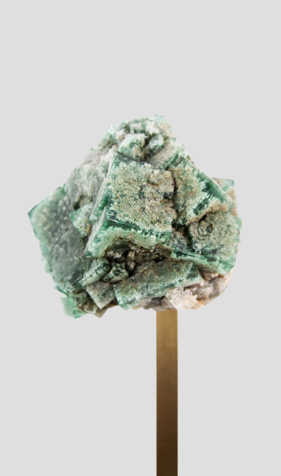 Cristallo di fluorite con supporto in ottone in vendita 4