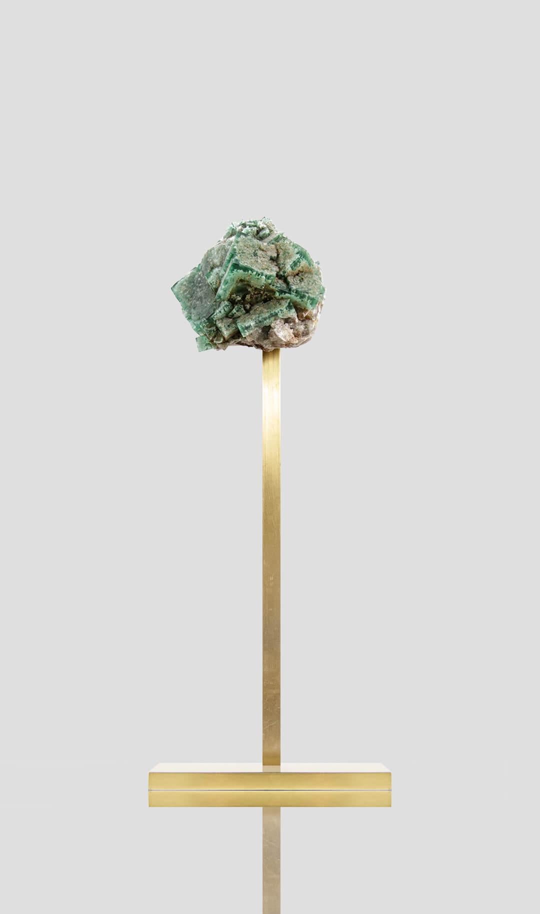Cristallo di fluorite britannico isometrico elegantemente esposto tra grappoli di cristalli di gemme - autenticamente incapsulato con un'estetica sorprendente che dettaglia la forma cubica isometrica contro l'elemento in ottone.

La fluorite è un