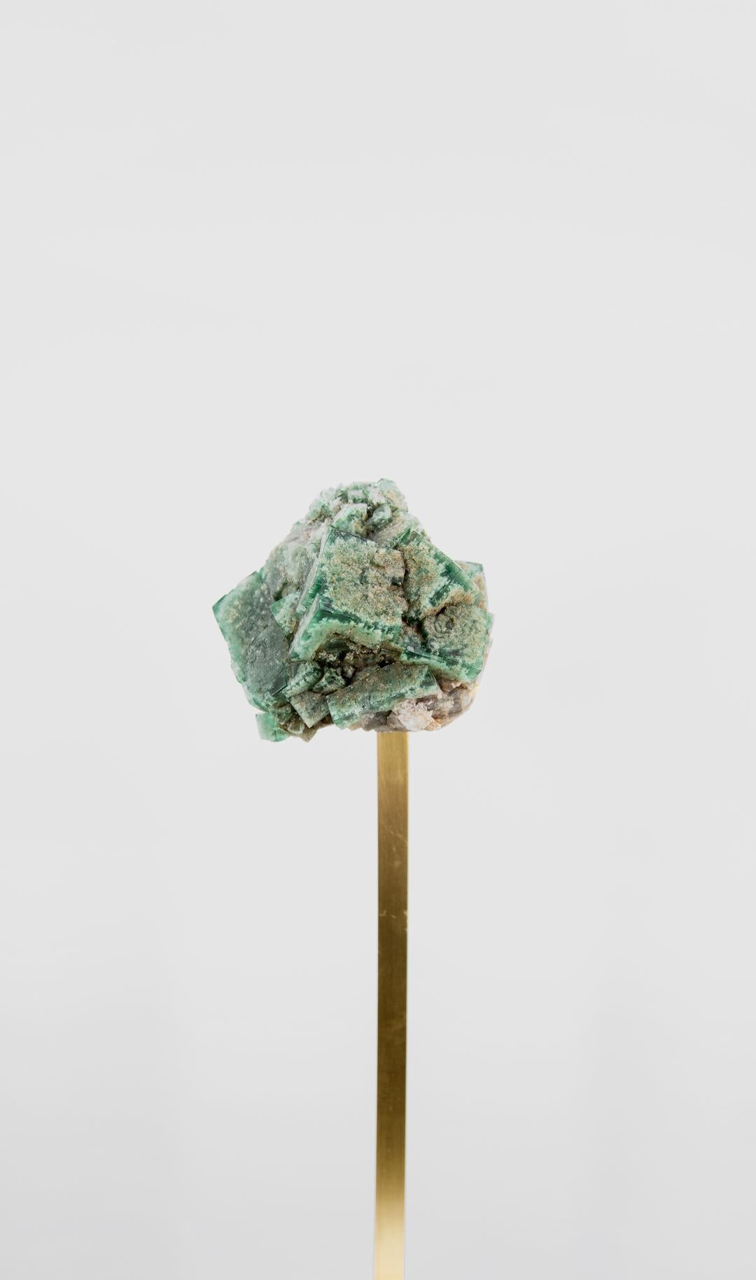 Preistorico Cristallo di fluorite con supporto in ottone in vendita