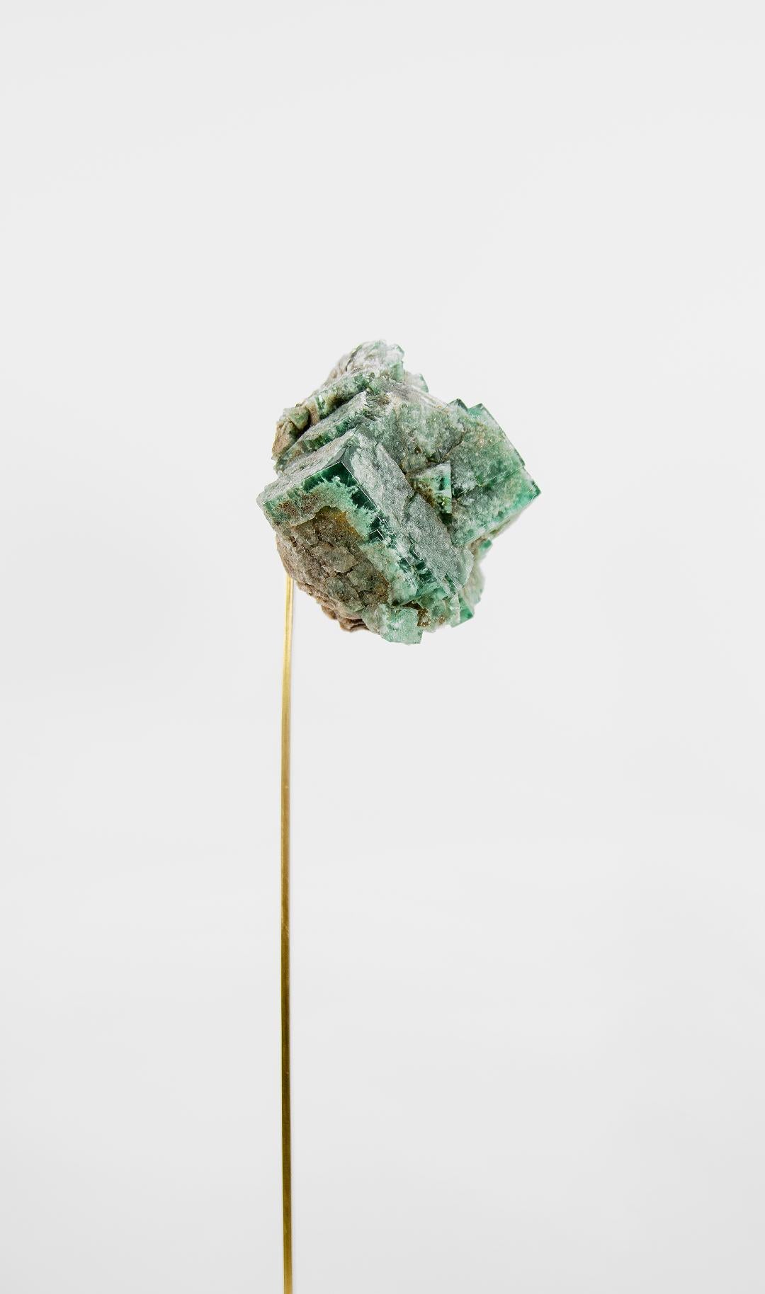 Britannico Cristallo di fluorite con supporto in ottone in vendita