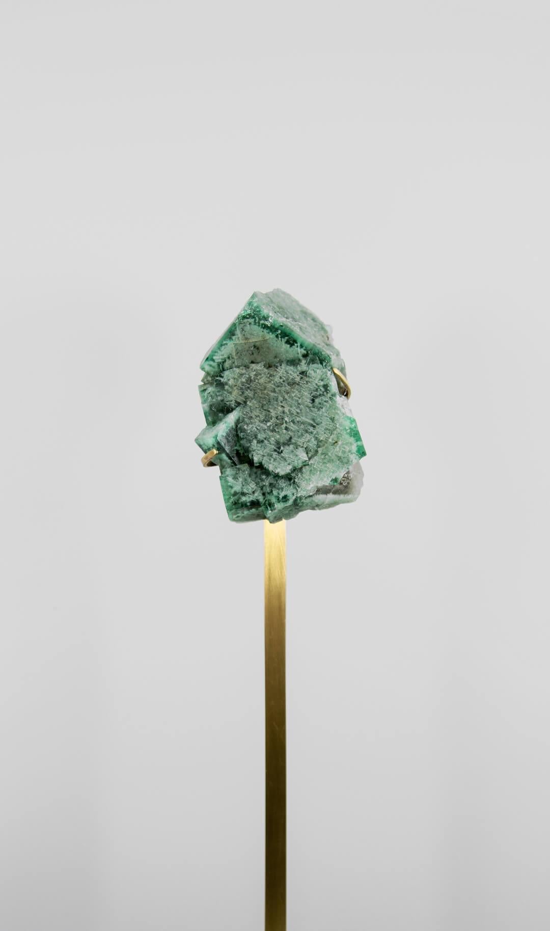 Cristallo di fluorite con supporto in ottone In condizioni ottime in vendita a Scorton, GB