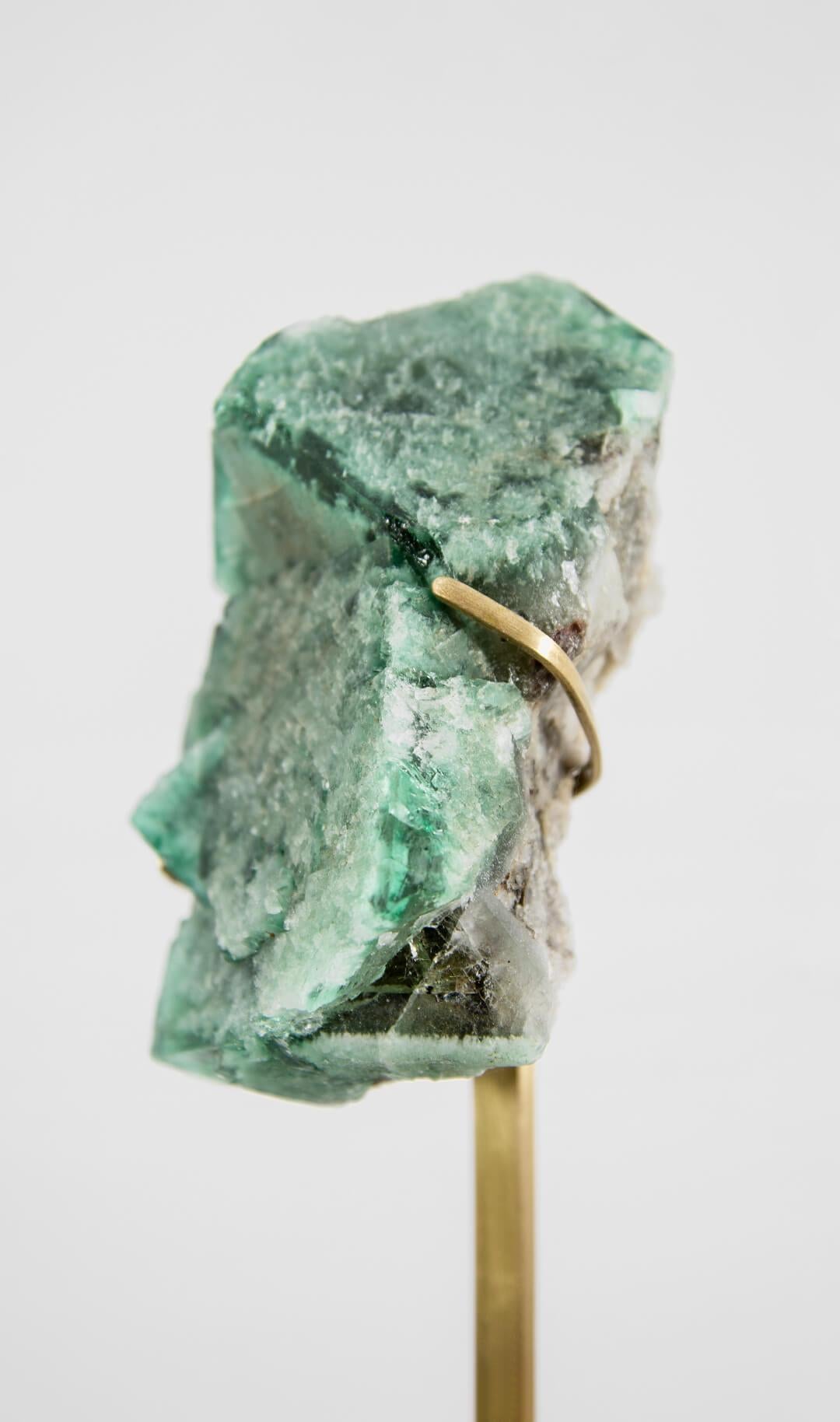 Fino al XVIII secolo Cristallo di fluorite con supporto in ottone in vendita