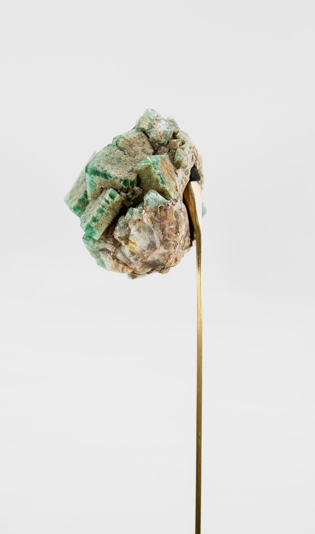 Fino al XVIII secolo Cristallo di fluorite con supporto in ottone in vendita