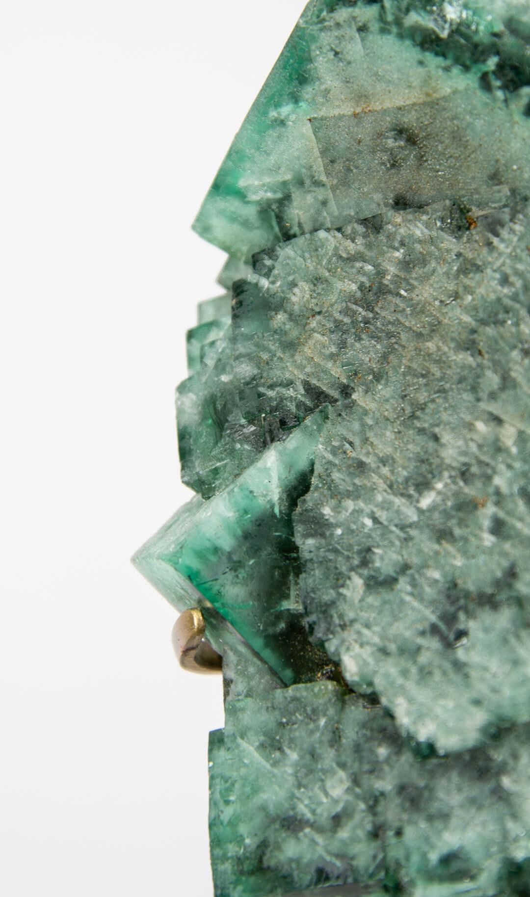 Ottone Cristallo di fluorite con supporto in ottone in vendita
