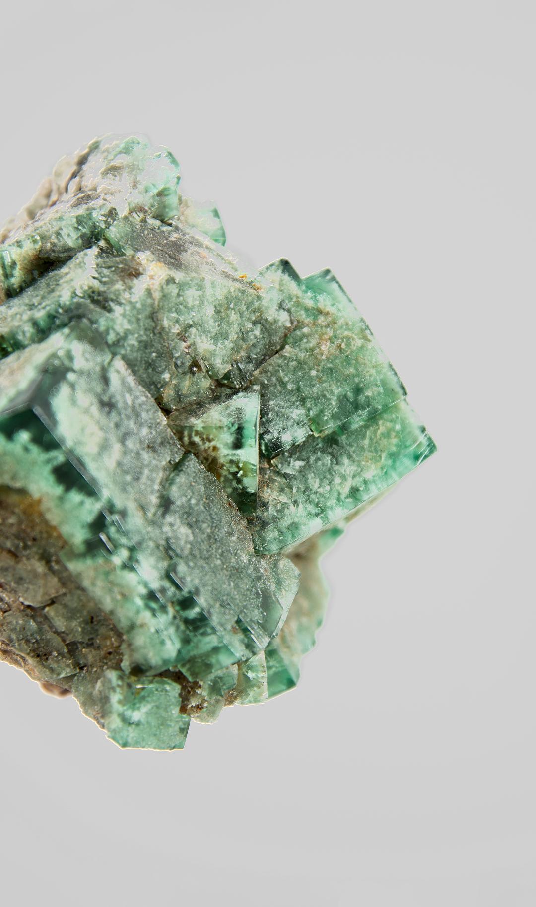 Ottone Cristallo di fluorite con supporto in ottone in vendita