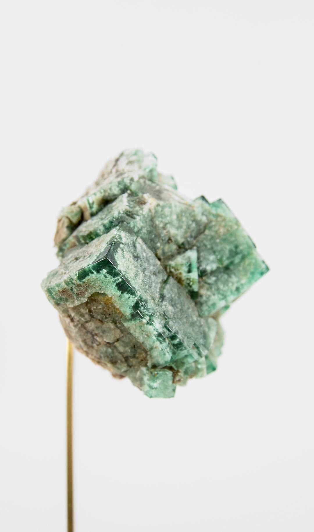 Cristallo di fluorite con supporto in ottone in vendita 1