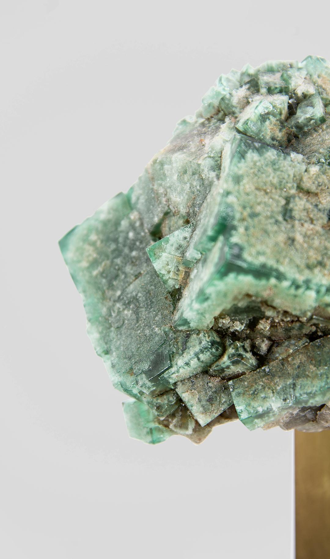 Cristallo di fluorite con supporto in ottone in vendita 2