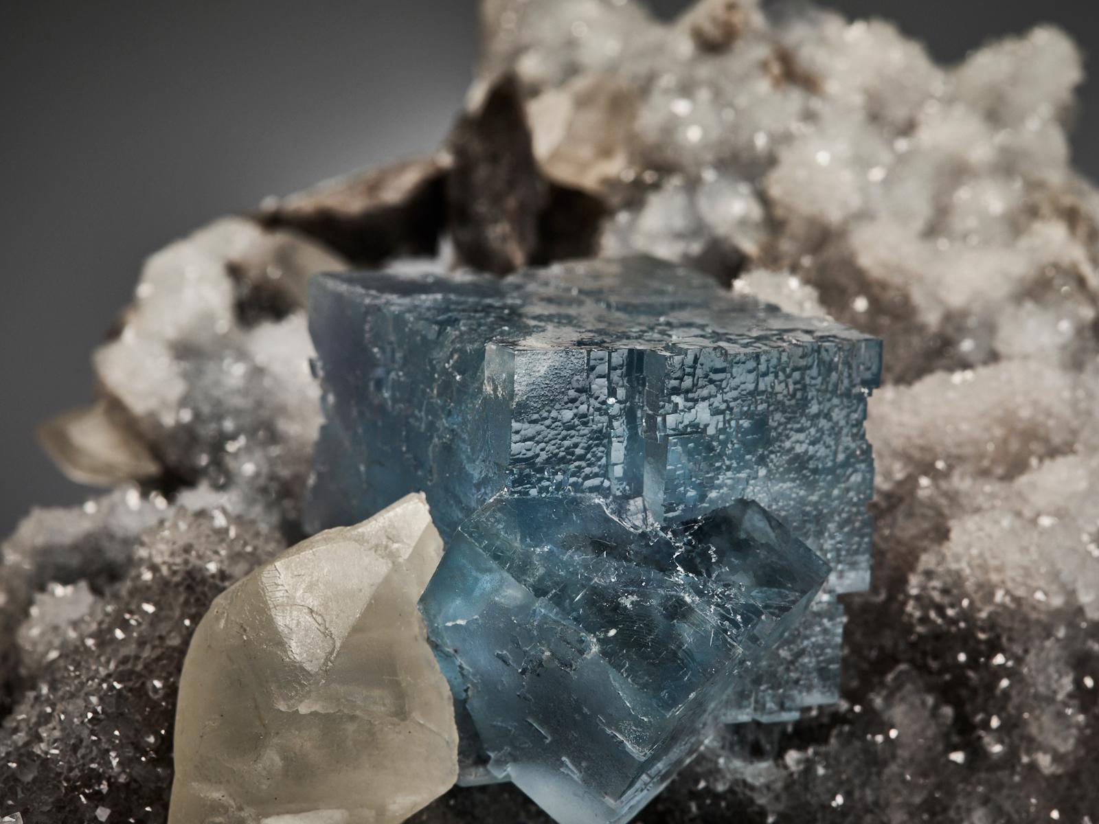 Fluorite Cubes with Creamy Calcite on Quartz Matrix en vente 5
