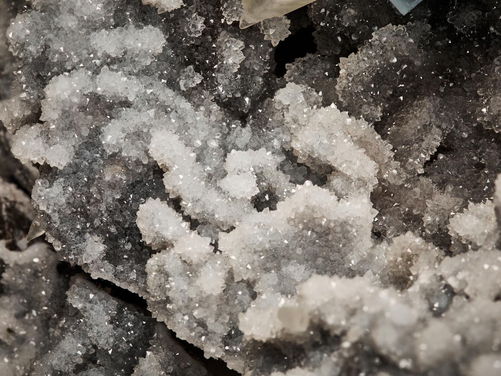 Fluorite Cubes with Creamy Calcite on Quartz Matrix en vente 6