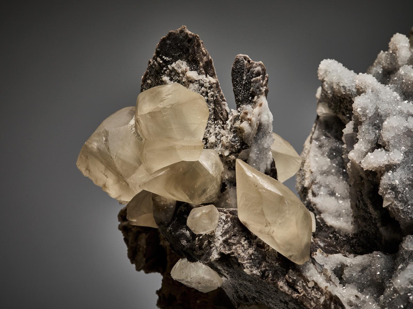 Fluorite Cubes with Creamy Calcite on Quartz Matrix en vente 7