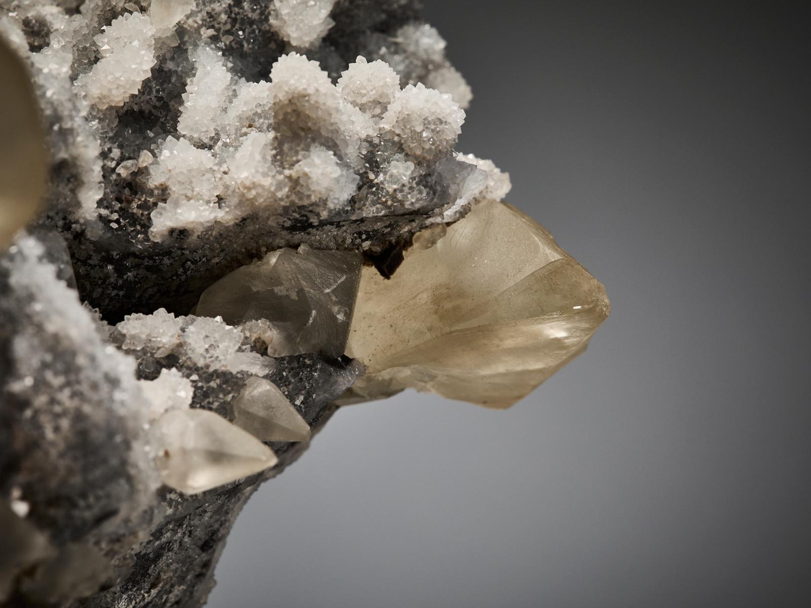 Fluorite Cubes with Creamy Calcite on Quartz Matrix en vente 8