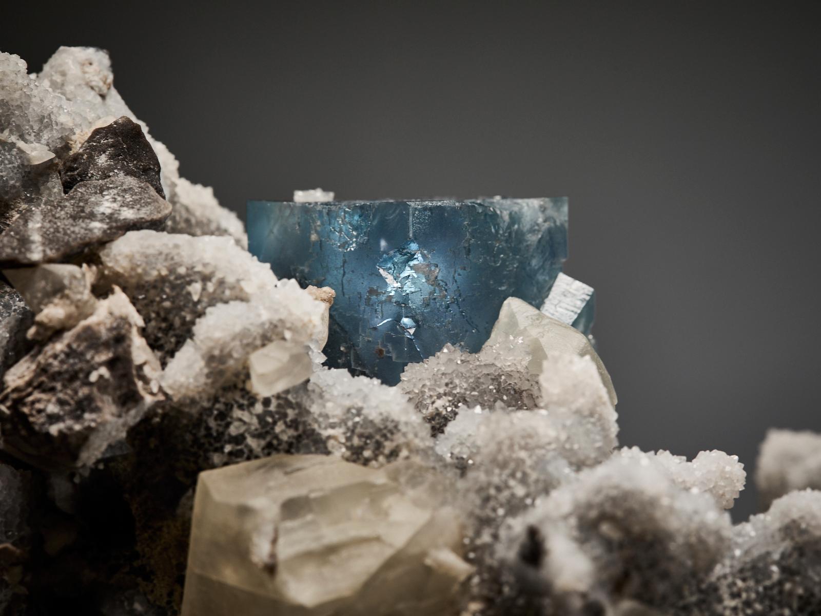 Fluorite Cubes with Creamy Calcite on Quartz Matrix en vente 9