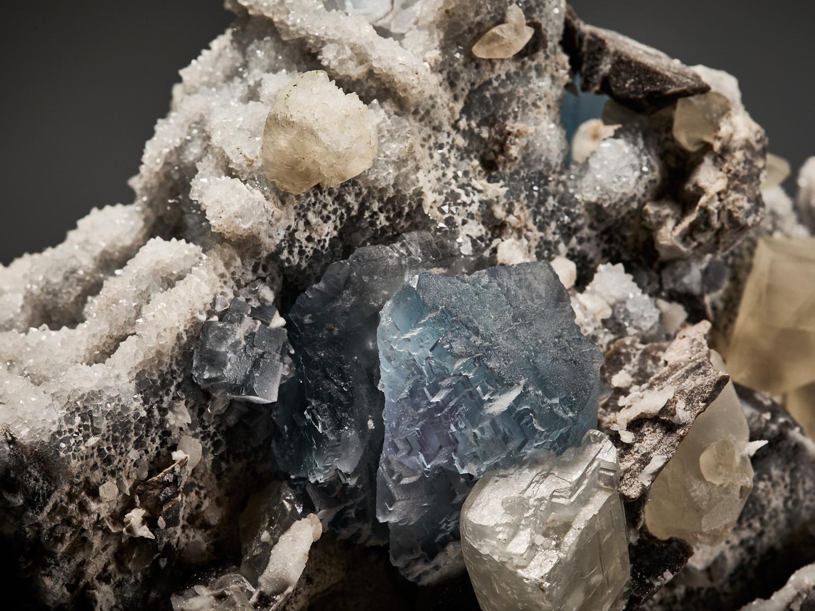 Fluorite Cubes with Creamy Calcite on Quartz Matrix en vente 10