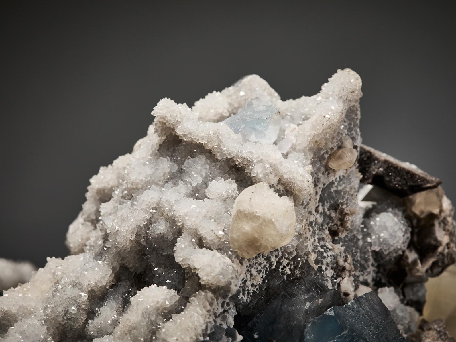 Fluorite Cubes with Creamy Calcite on Quartz Matrix en vente 11