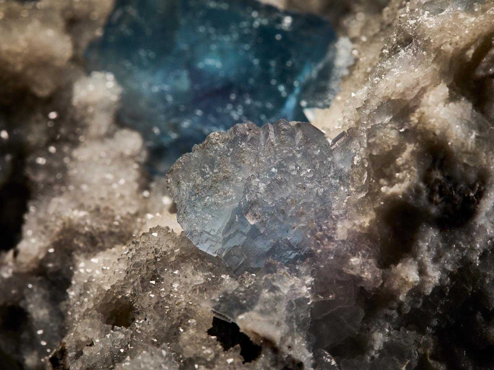 Fluorite Cubes with Creamy Calcite on Quartz Matrix en vente 12