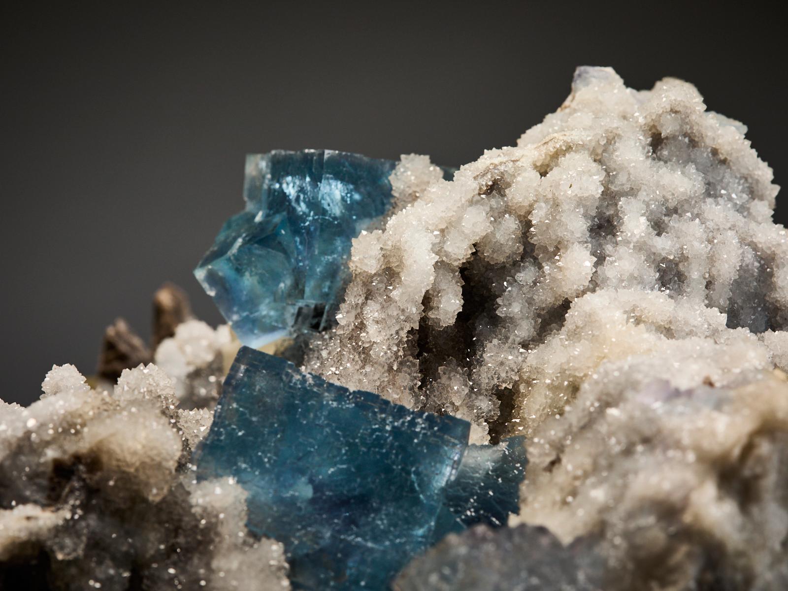 Fluorite Cubes with Creamy Calcite on Quartz Matrix en vente 13