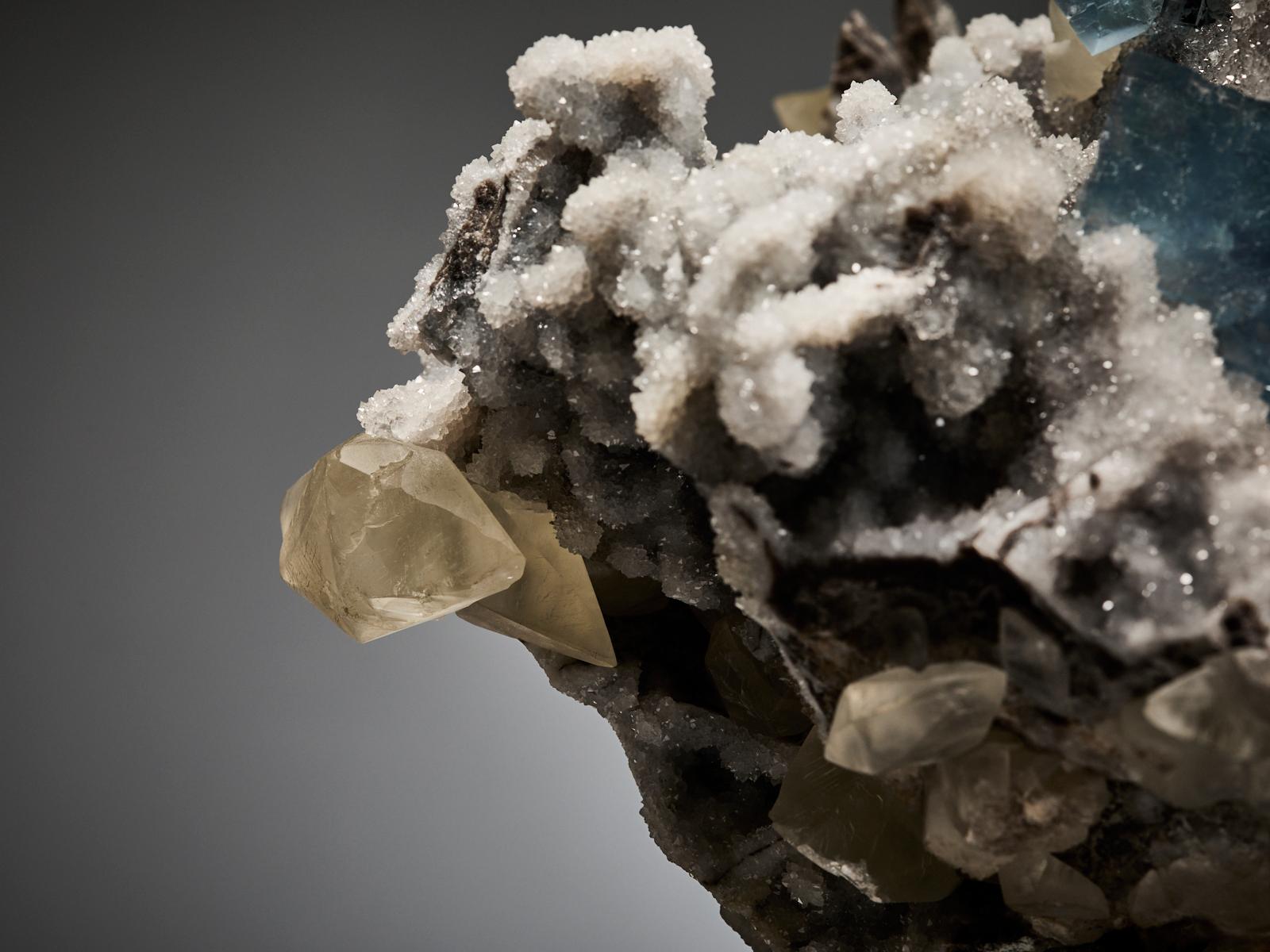 Fluorite Cubes with Creamy Calcite on Quartz Matrix en vente 14