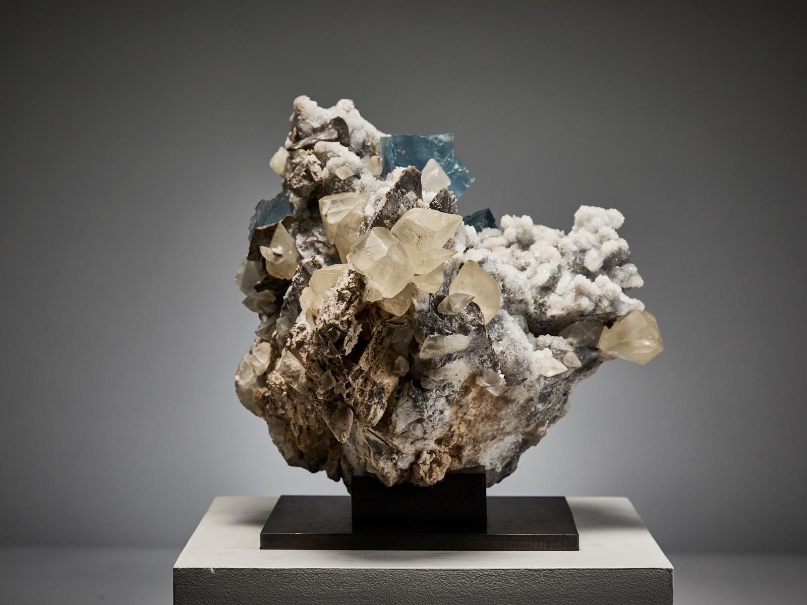 Espagnol Fluorite Cubes with Creamy Calcite on Quartz Matrix en vente