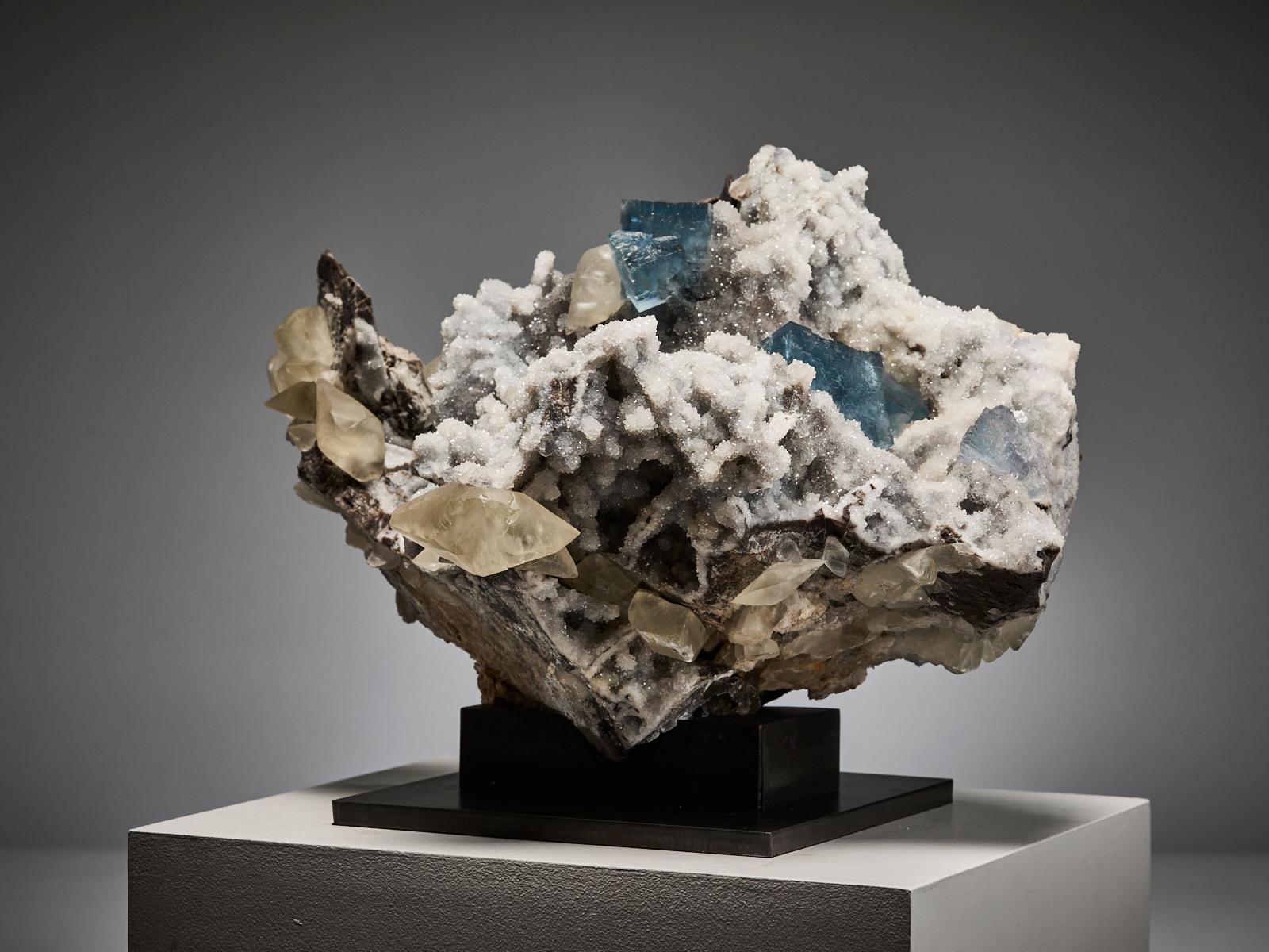 Fluorite Cubes with Creamy Calcite on Quartz Matrix Excellent état - En vente à London, GB
