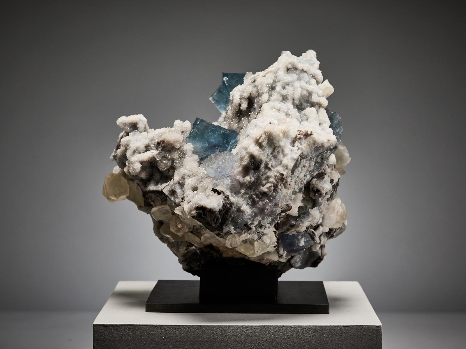 XVIIIe siècle et antérieur Fluorite Cubes with Creamy Calcite on Quartz Matrix en vente