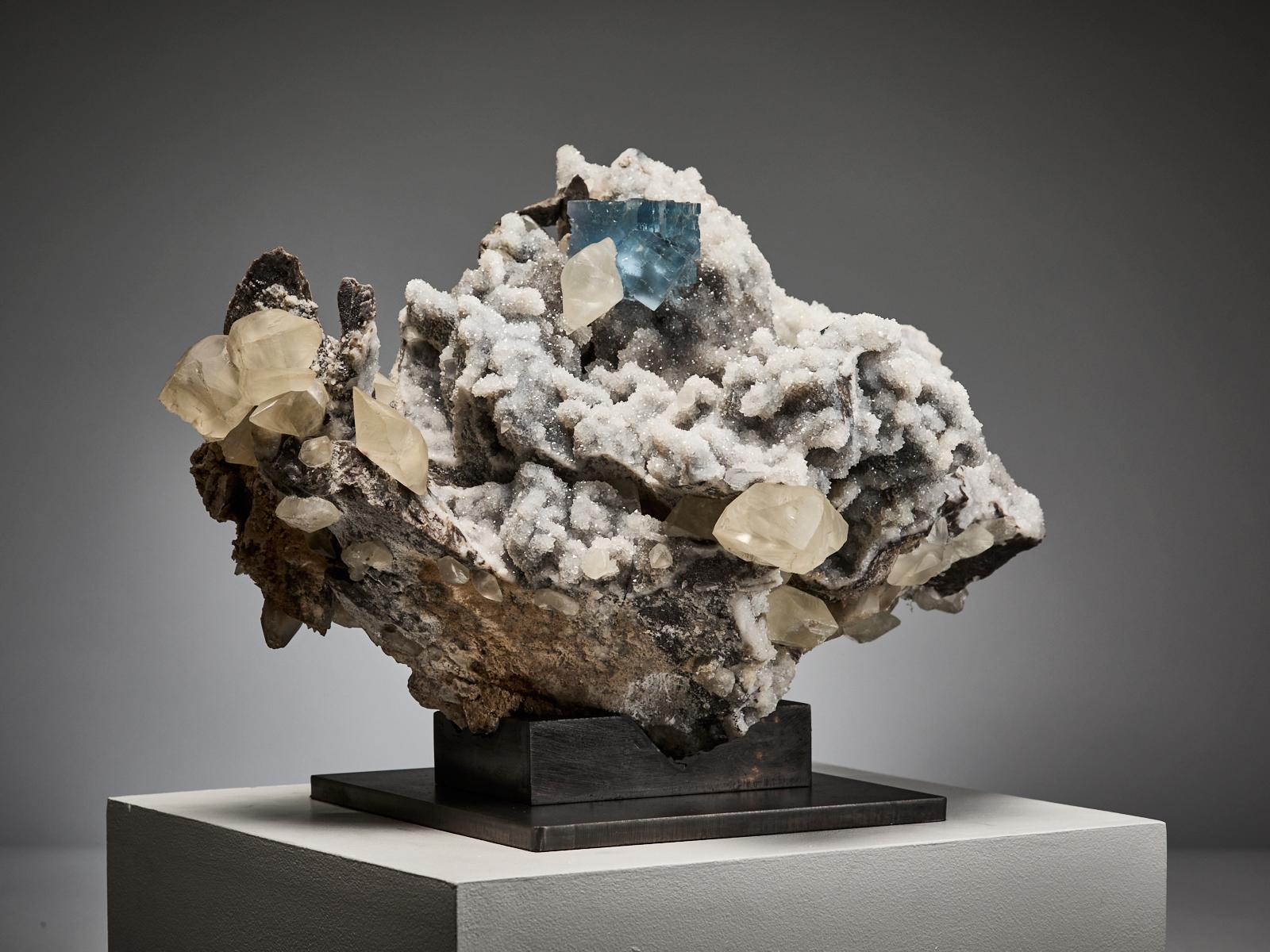 Fluorite Cubes with Creamy Calcite on Quartz Matrix en vente 1