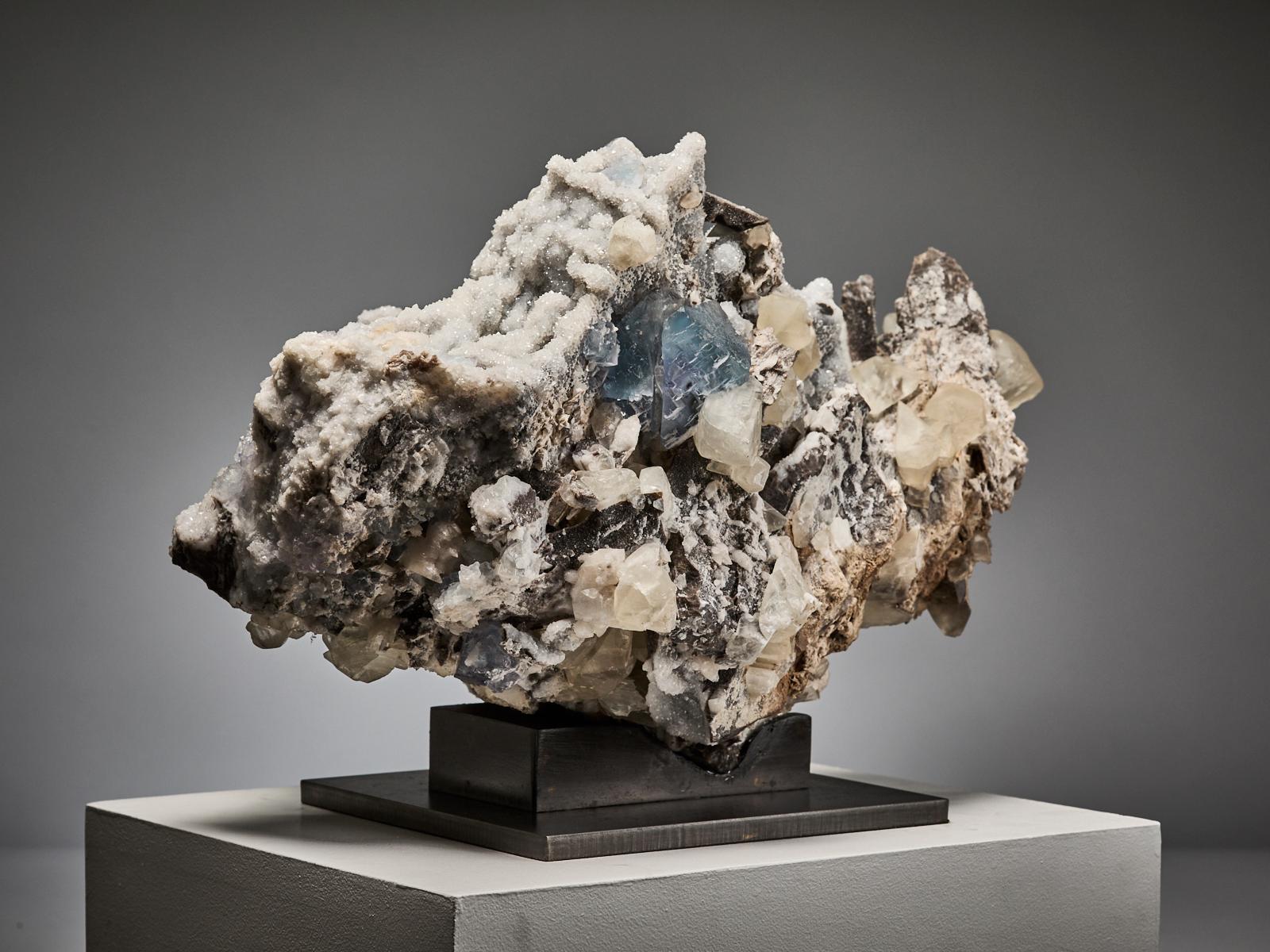 Fluorite Cubes with Creamy Calcite on Quartz Matrix en vente 2