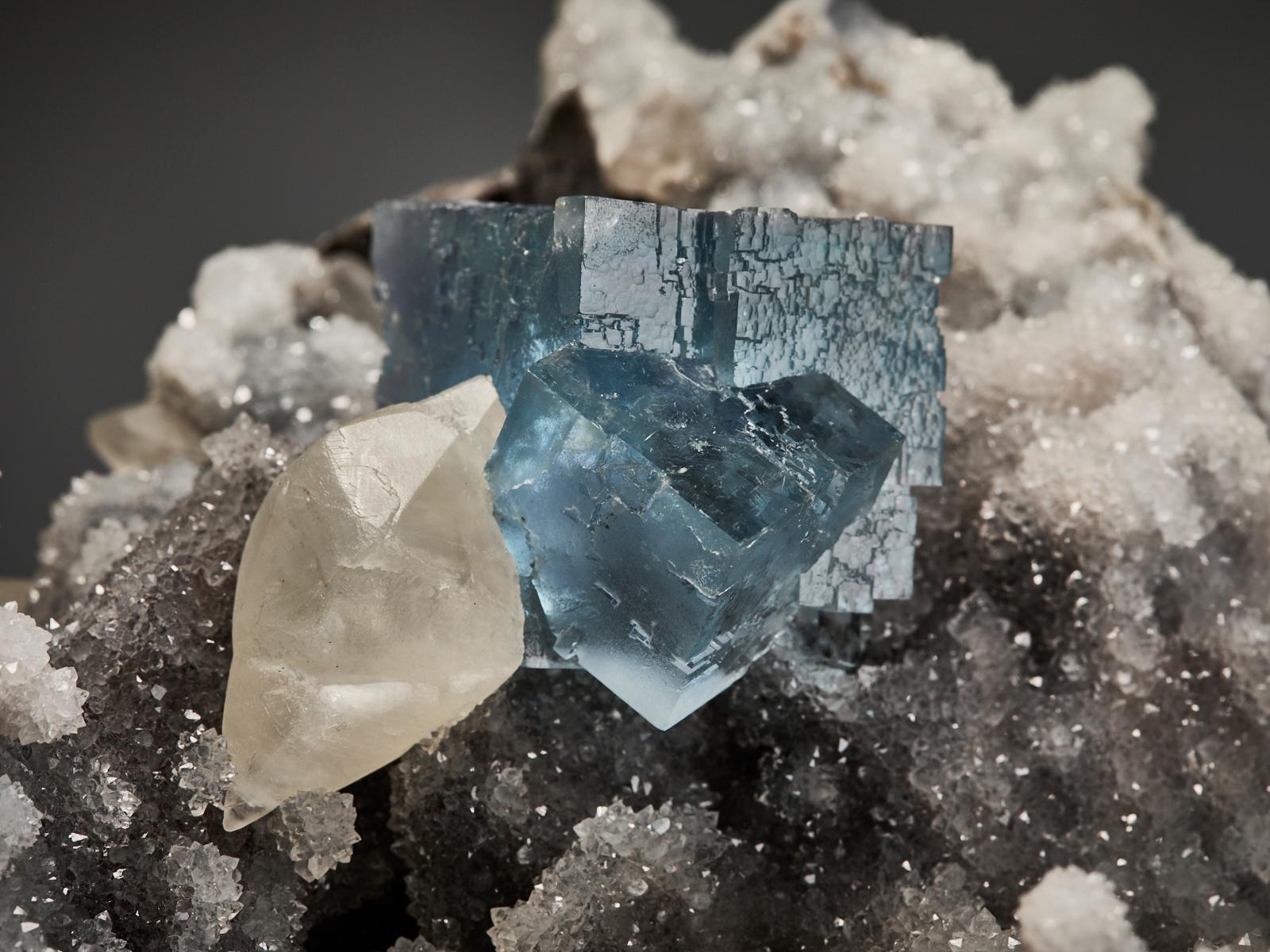 Fluorite Cubes with Creamy Calcite on Quartz Matrix en vente 3