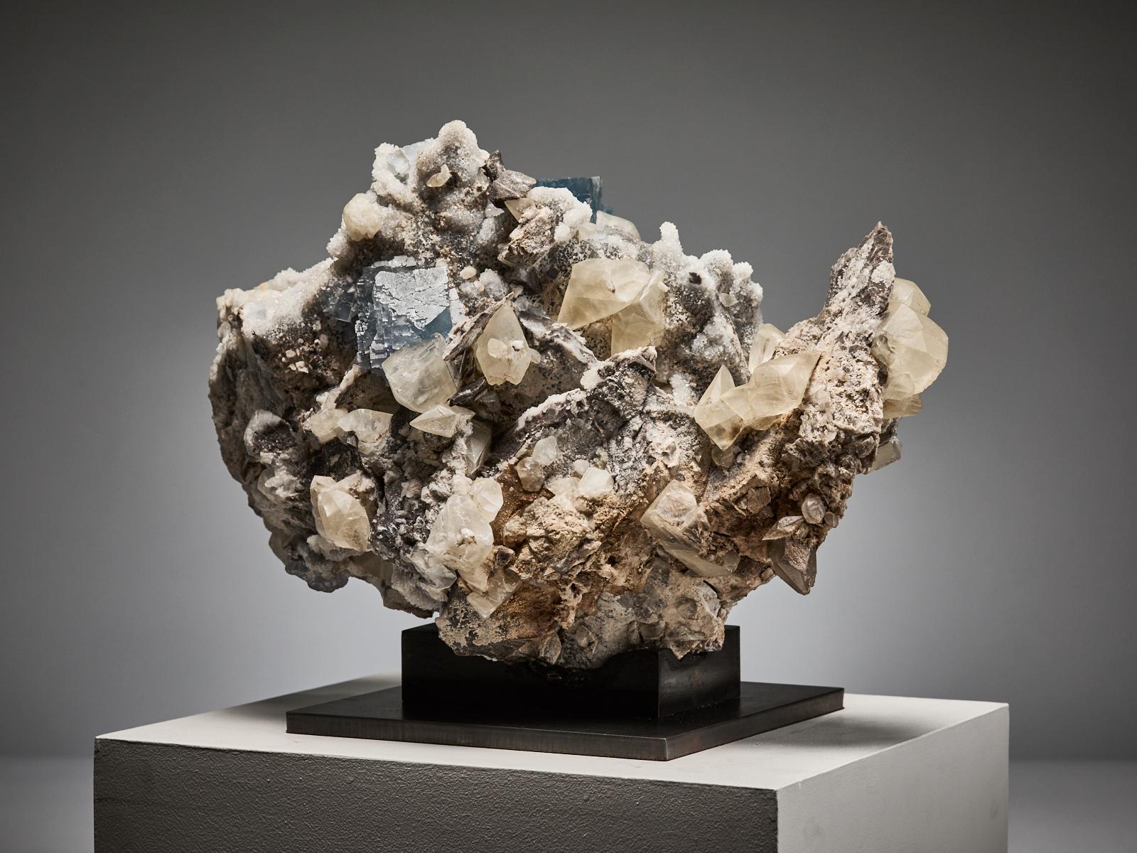 Fluorite Cubes with Creamy Calcite on Quartz Matrix en vente 4