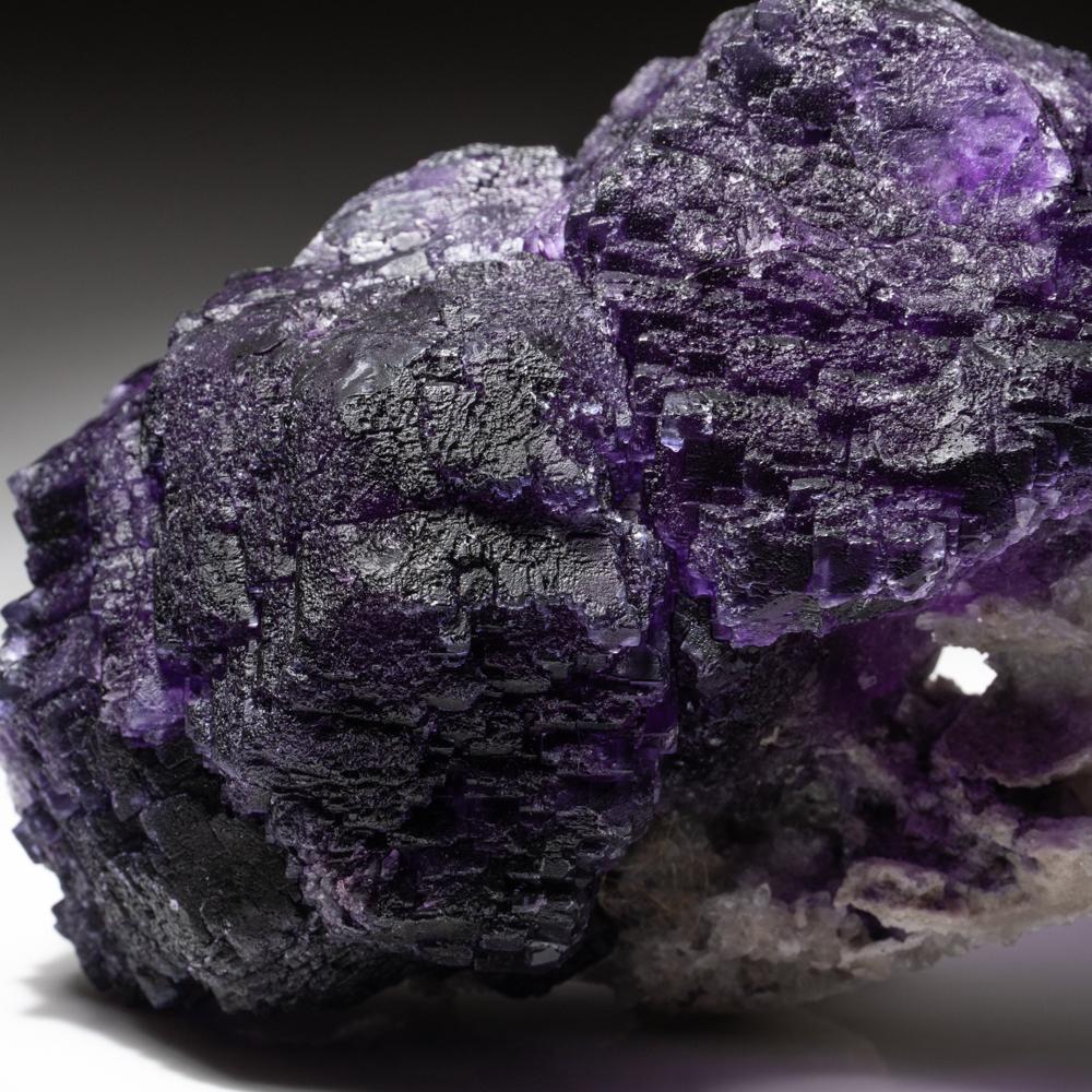 Cristalli di fluorite viola trasparenti con matrice di cristalli di emimorfite minori. Il cristallo è esternamente integro e presenta un solo difetto interno, per il resto è eccezionalmente pulito. La fluorite è considerata un cristallo curativo per