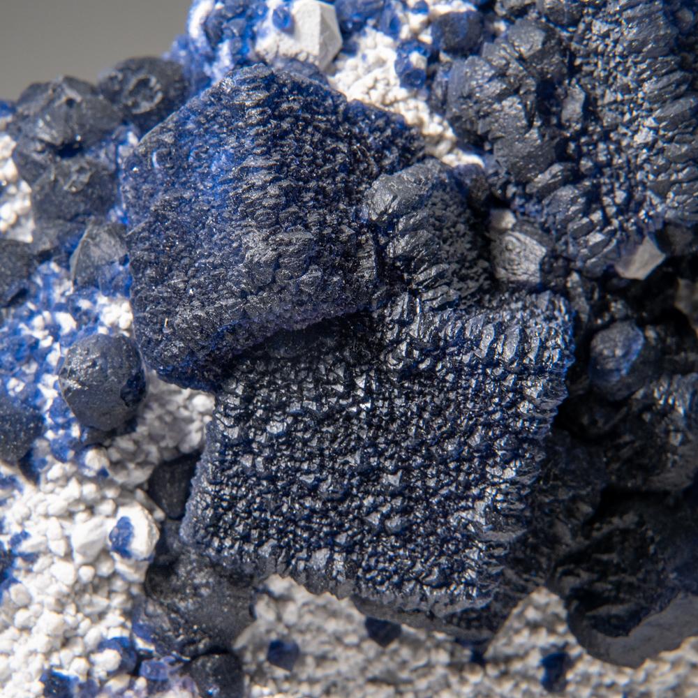 Dalla miniera di Huanggang, pozzo n. 6, Keshiketeng Qi, Chifeng, Mongolia Interna, Cina

Cristalli trasparenti di fluorite blu scuro che coprono la parte anteriore della lastra di quarzo grigio. I cristalli di fluorite sono naturalmente di forma