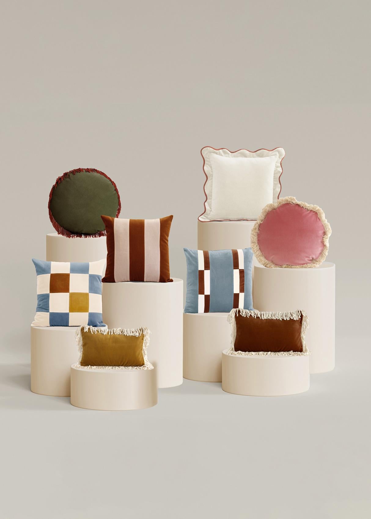 XXI secolo e contemporaneo Cuscino decorativo deluxe fatto a mano in velluto rosa e sabbia di fluorite in vendita