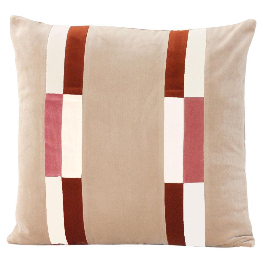 Almohada decorativa de fluorita arena y terciopelo rosa de lujo hecha a mano