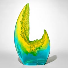 Frammento di fluorite I+I, scultura in vetro fuso con texture blu e verde di Wayne Charmer