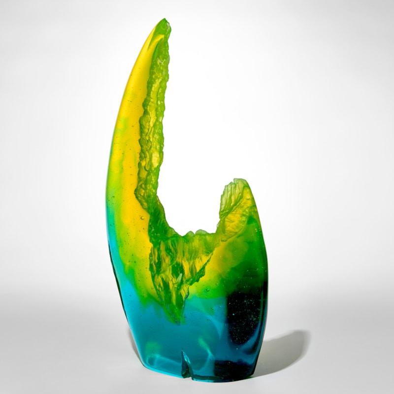 Organico moderno Frammento di fluorite I+I, scultura in vetro fuso con texture blu e verde di Wayne Charmer in vendita