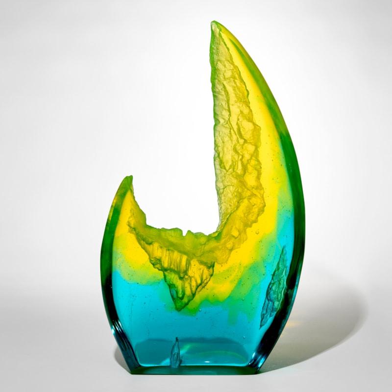 Britannico Frammento di fluorite I+I, scultura in vetro fuso con texture blu e verde di Wayne Charmer in vendita