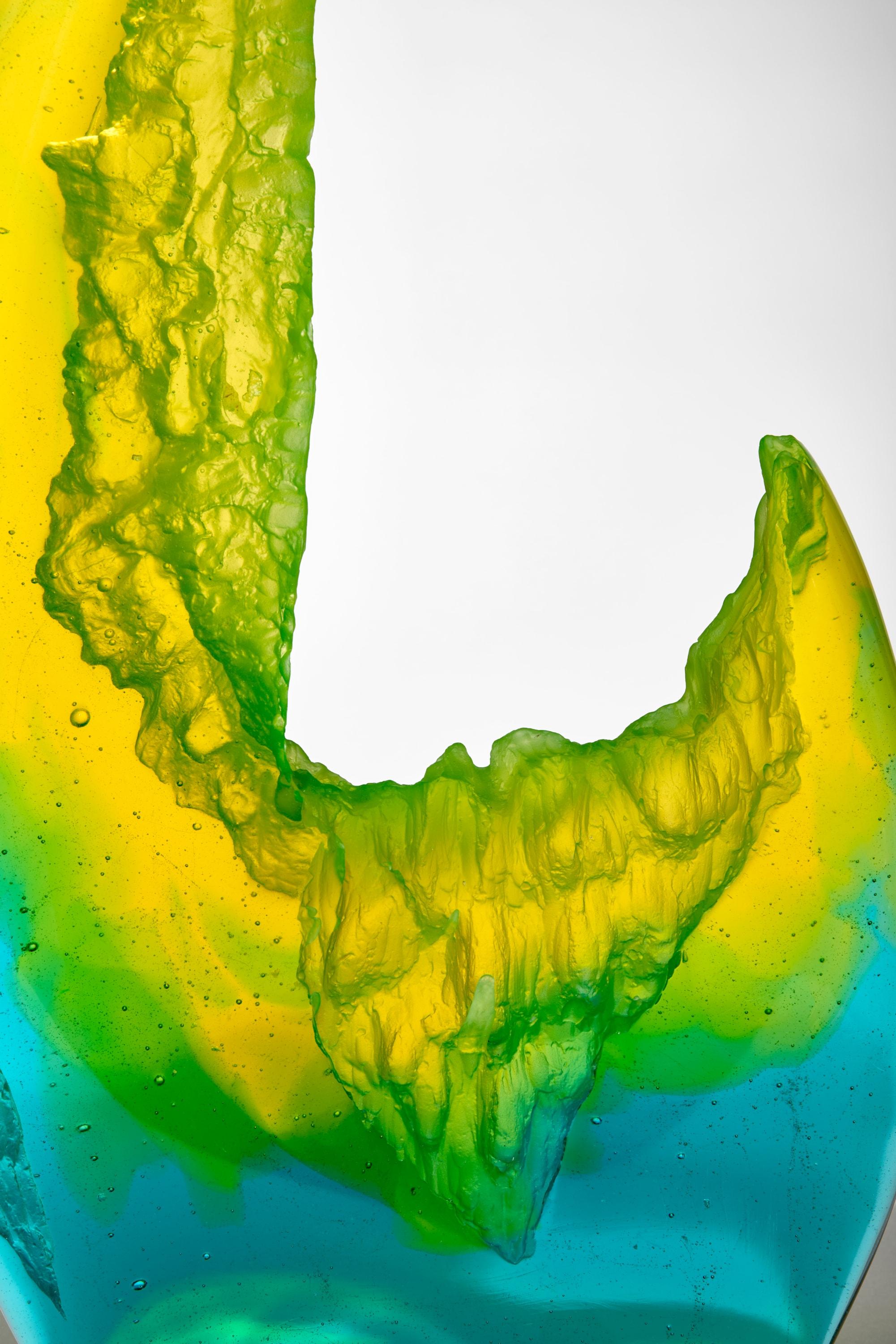 Calco Frammento di fluorite I+I, scultura in vetro fuso con texture blu e verde di Wayne Charmer in vendita