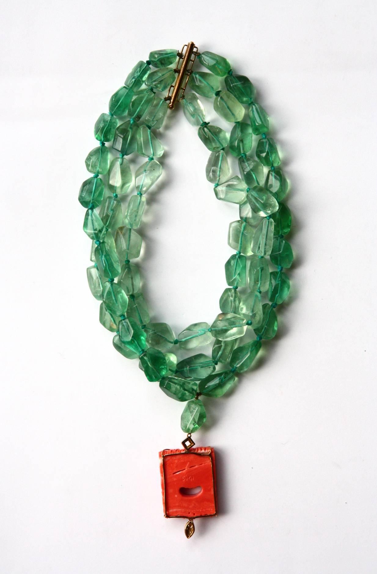 Fluorite Stone Carved Coral Diamonds 18 Karat Gold Necklace In New Condition For Sale In Milan, IT