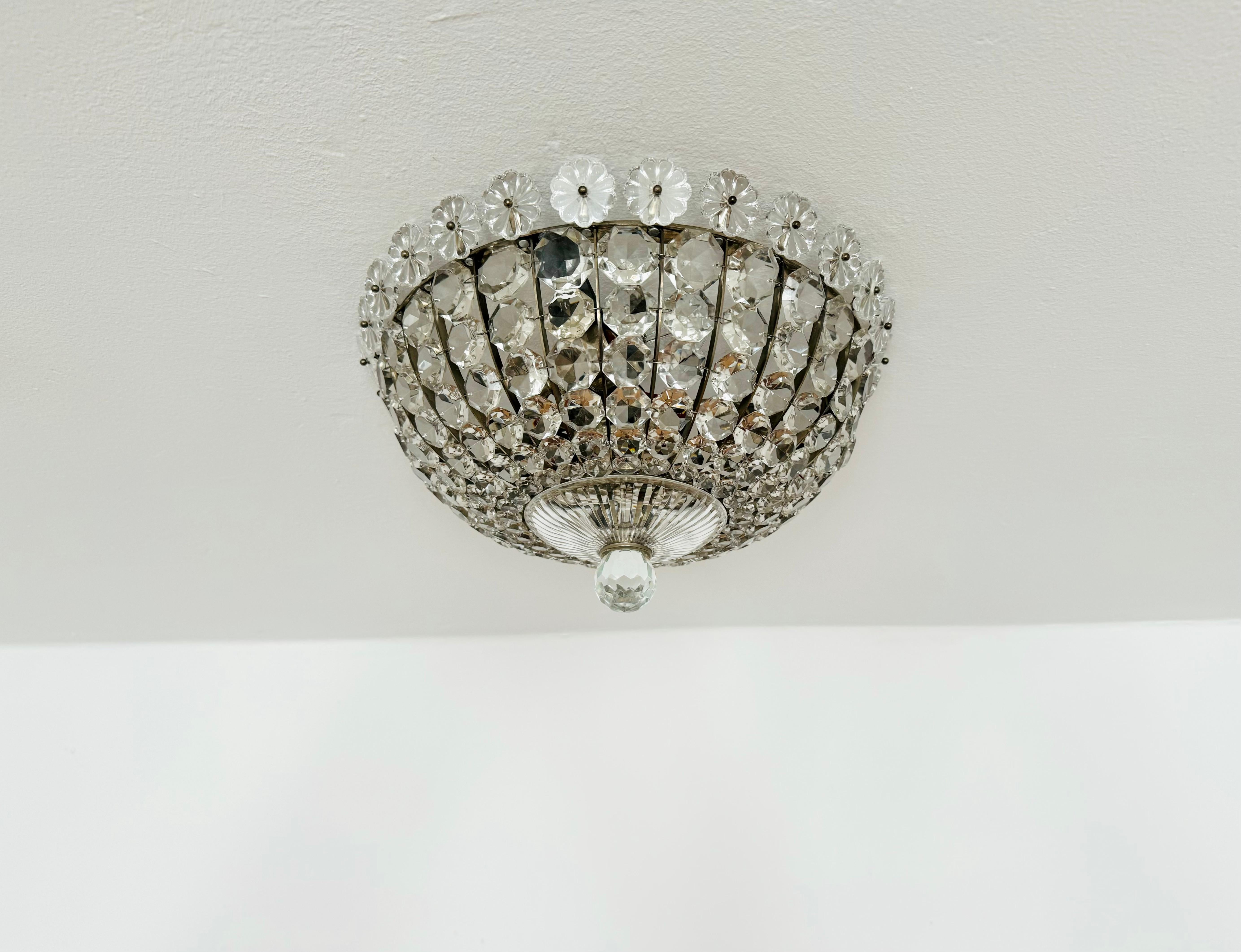 Wonderful ceiling lamp from the 1960s.
The high -quality crystals have a luxurious charisma.
Extraordinarily high -quality workmanship.
There is a spectacular play of light.

Manufacturer: Bakalowits

Condition:

Very good vintage condition with