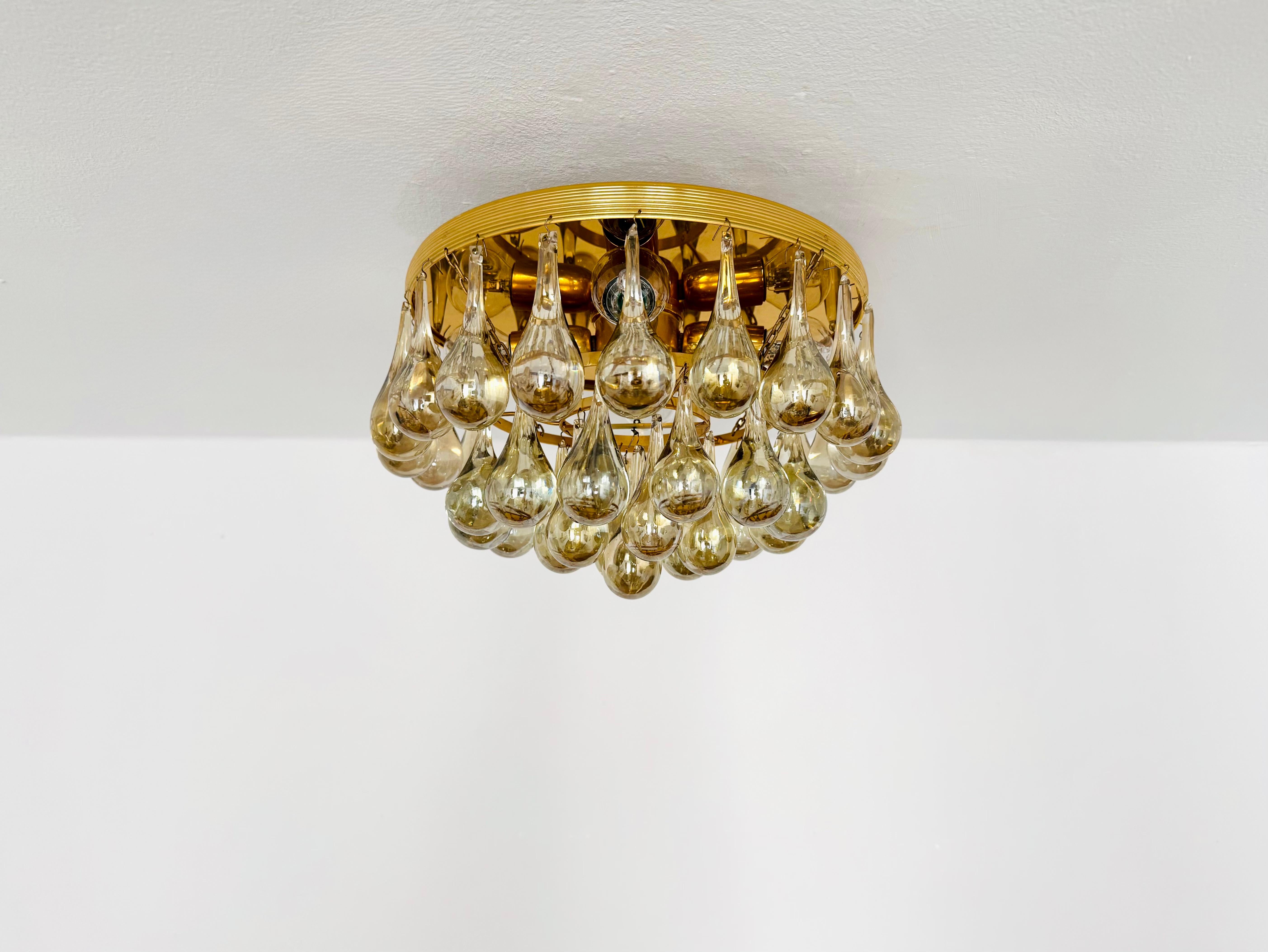 Impresionante lámpara de techo de cristal de los años 60.
Un diseño excepcionalmente logrado y una artesanía de muy alta calidad.
Las 40 gotas de cristal crean un espectacular juego de luces en la habitación.
Muy lujoso y un valor añadido para