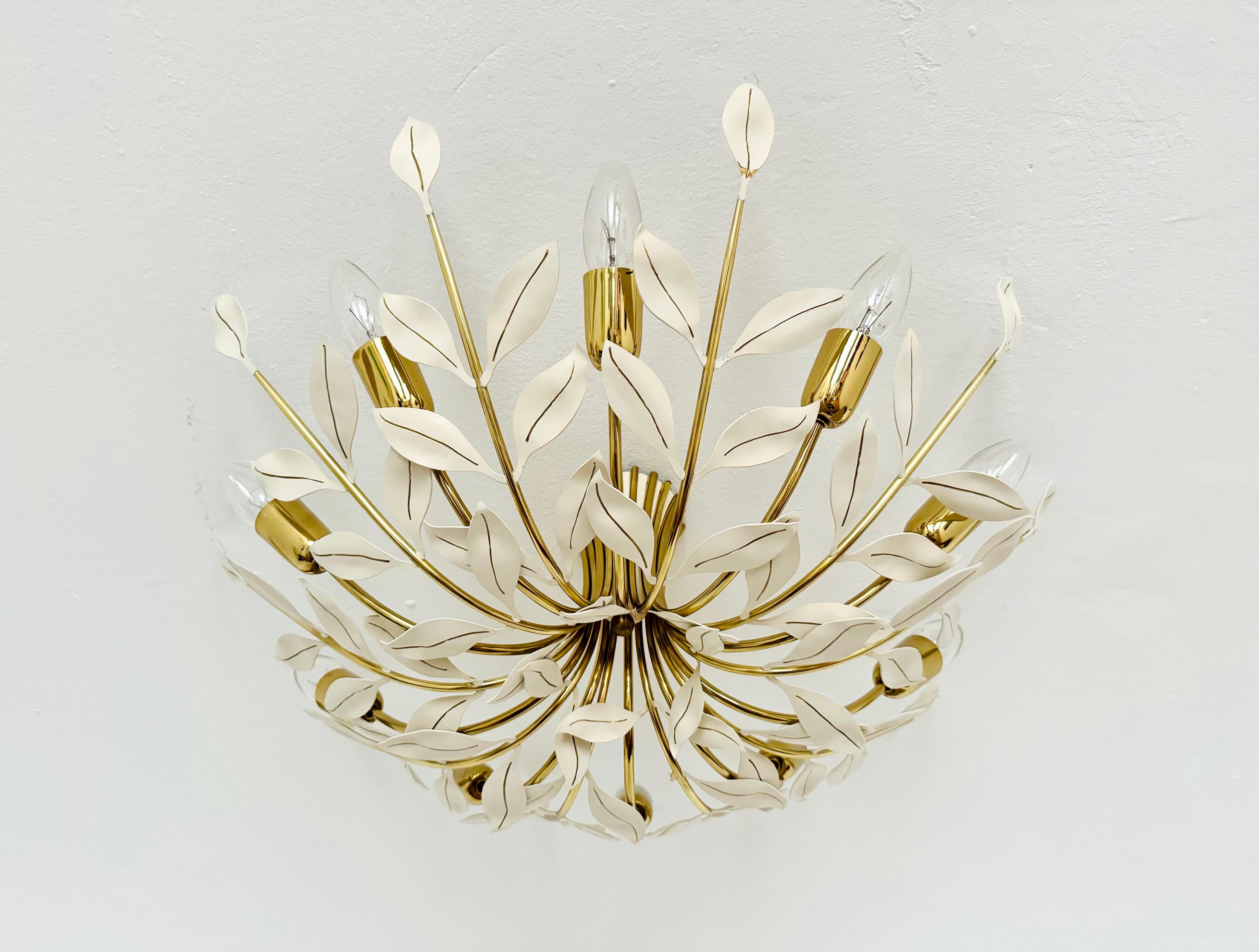 Extremely beautiful chandelier from the 1950s.
The high-quality workmanship and the very fine material impress at first glance.
Exceptionally beautiful design.
It creates a wonderful light.

Manufacturer: Vereinigte Werkstätten